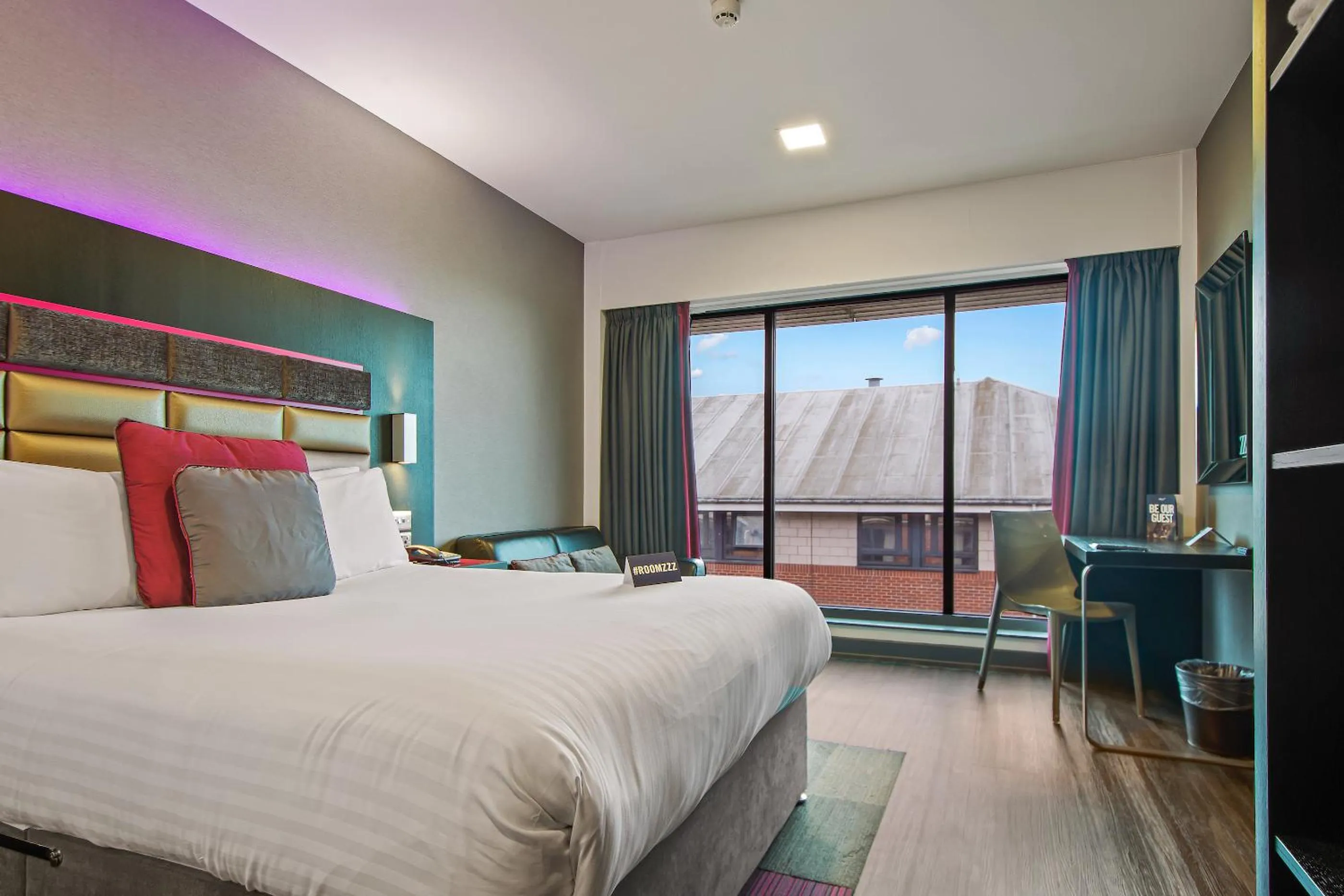 Bedroom, Bed in Roomzzz Nottingham City