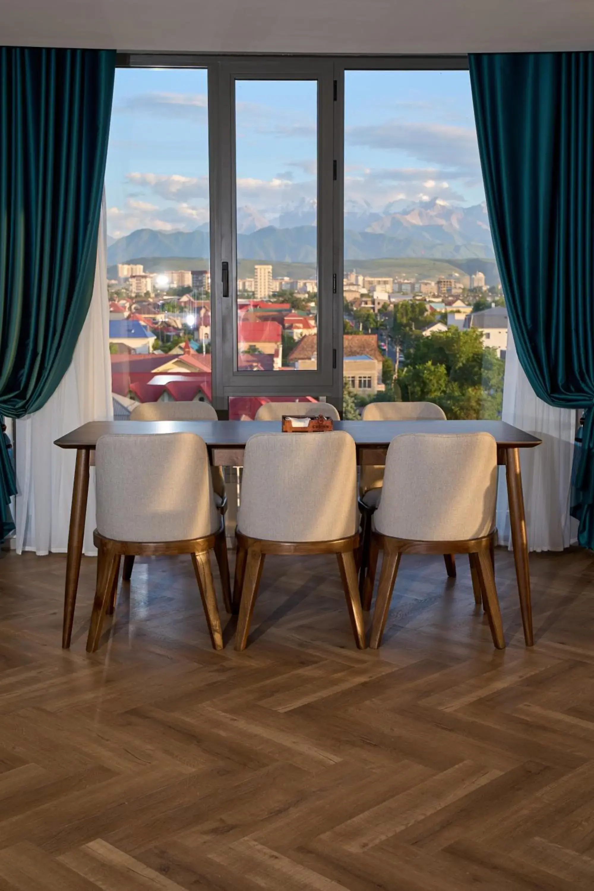 Restaurant/places to eat in Crown Hotel Restaurant/places to eat in Crown Hotel