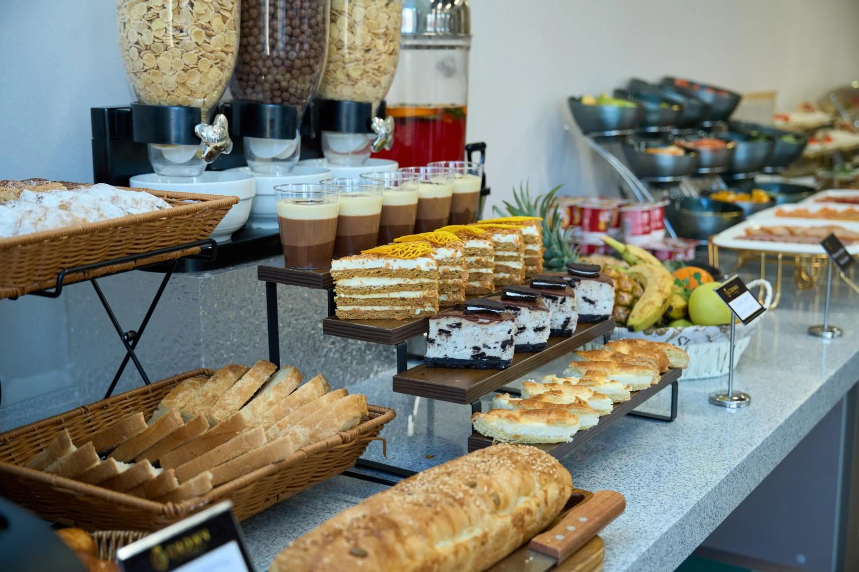 Restaurant/places to eat in Crown Hotel