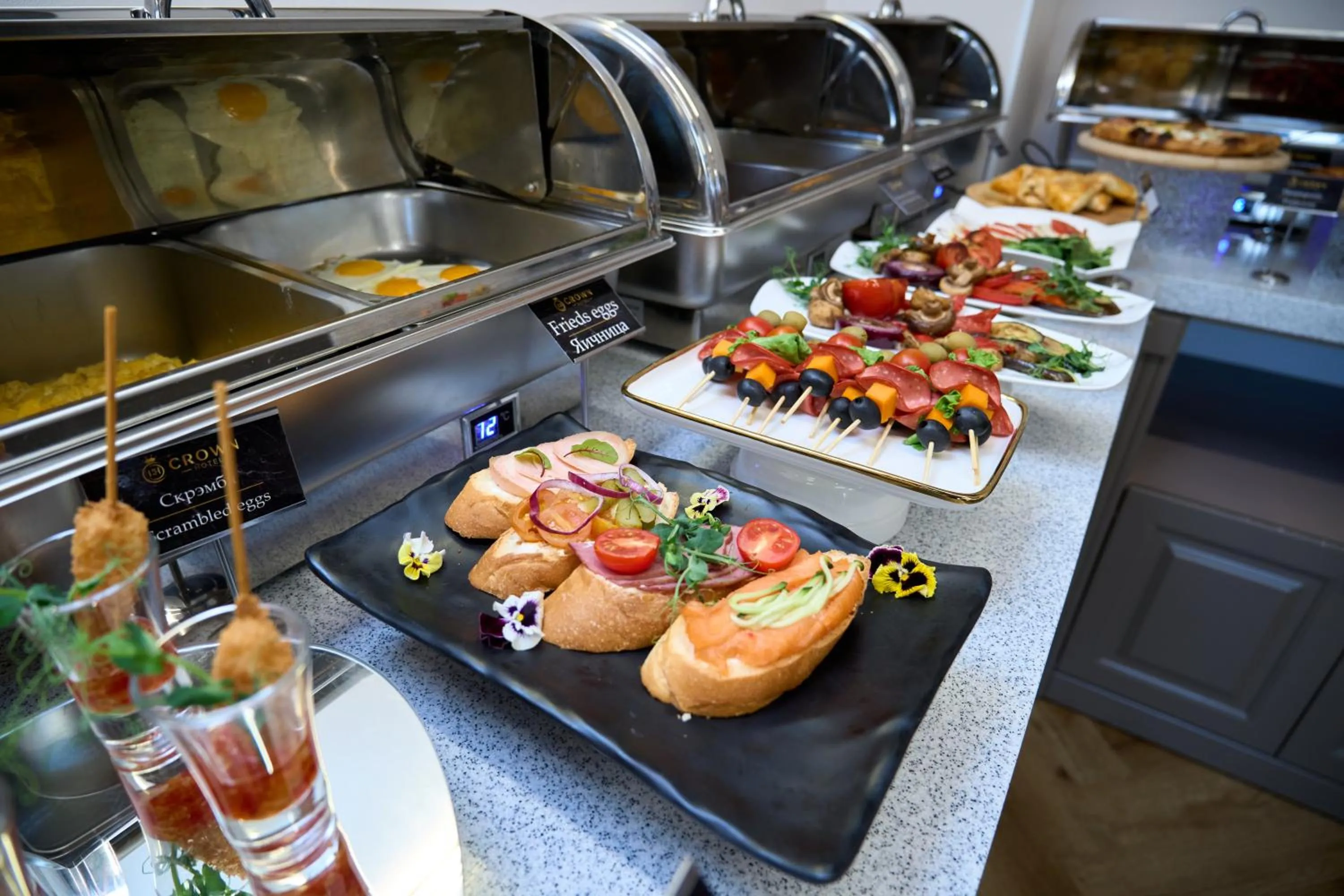 Restaurant/places to eat in Crown Hotel