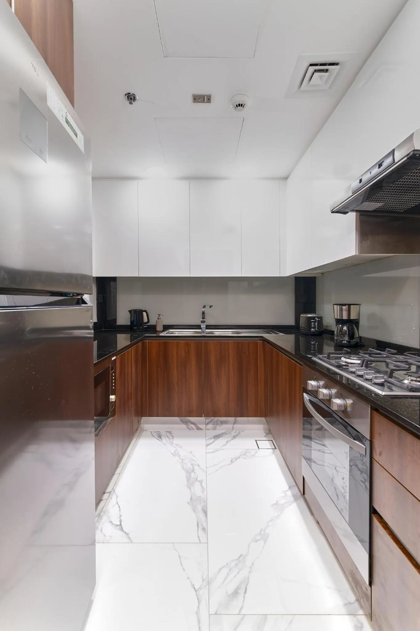 Kitchen or kitchenette in GLOBALSTAY J One Tower Apartments at Pearl of UAE
