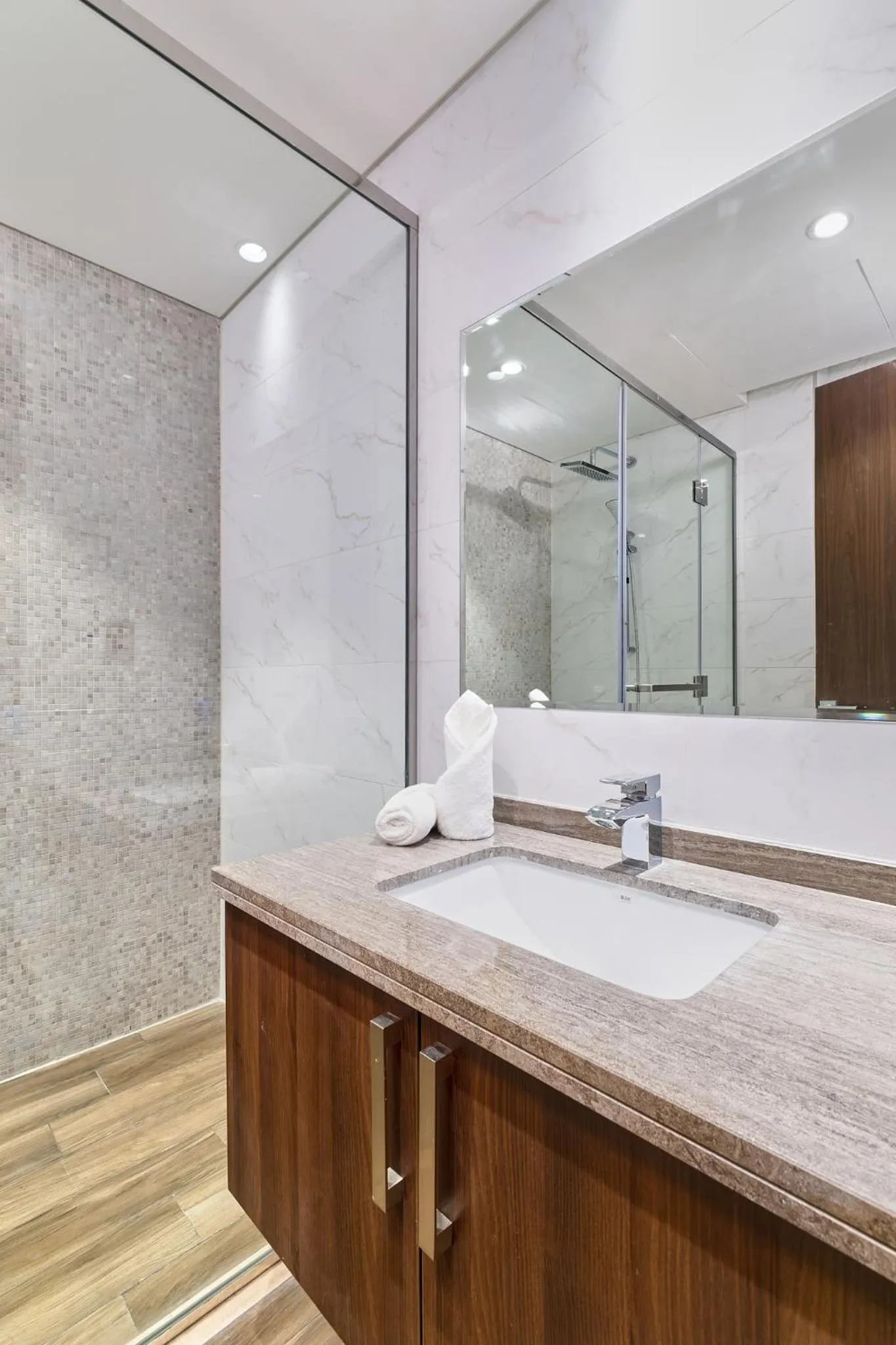 Shower in GLOBALSTAY J One Tower Apartments at Pearl of UAE