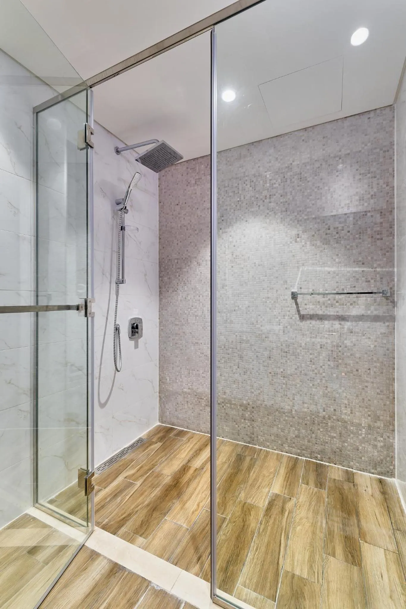 Shower in GLOBALSTAY J One Tower Apartments at Pearl of UAE
