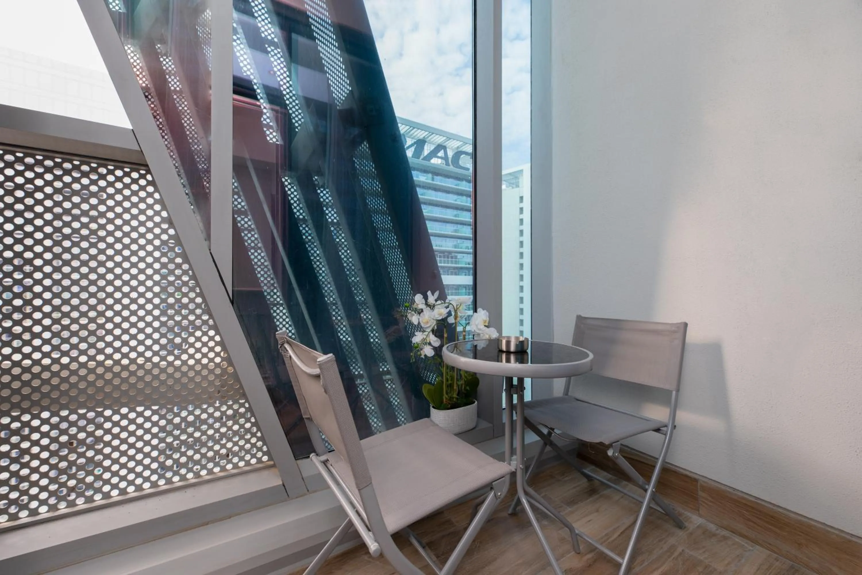 Balcony/Terrace in GLOBALSTAY J One Tower Apartments at Pearl of UAE