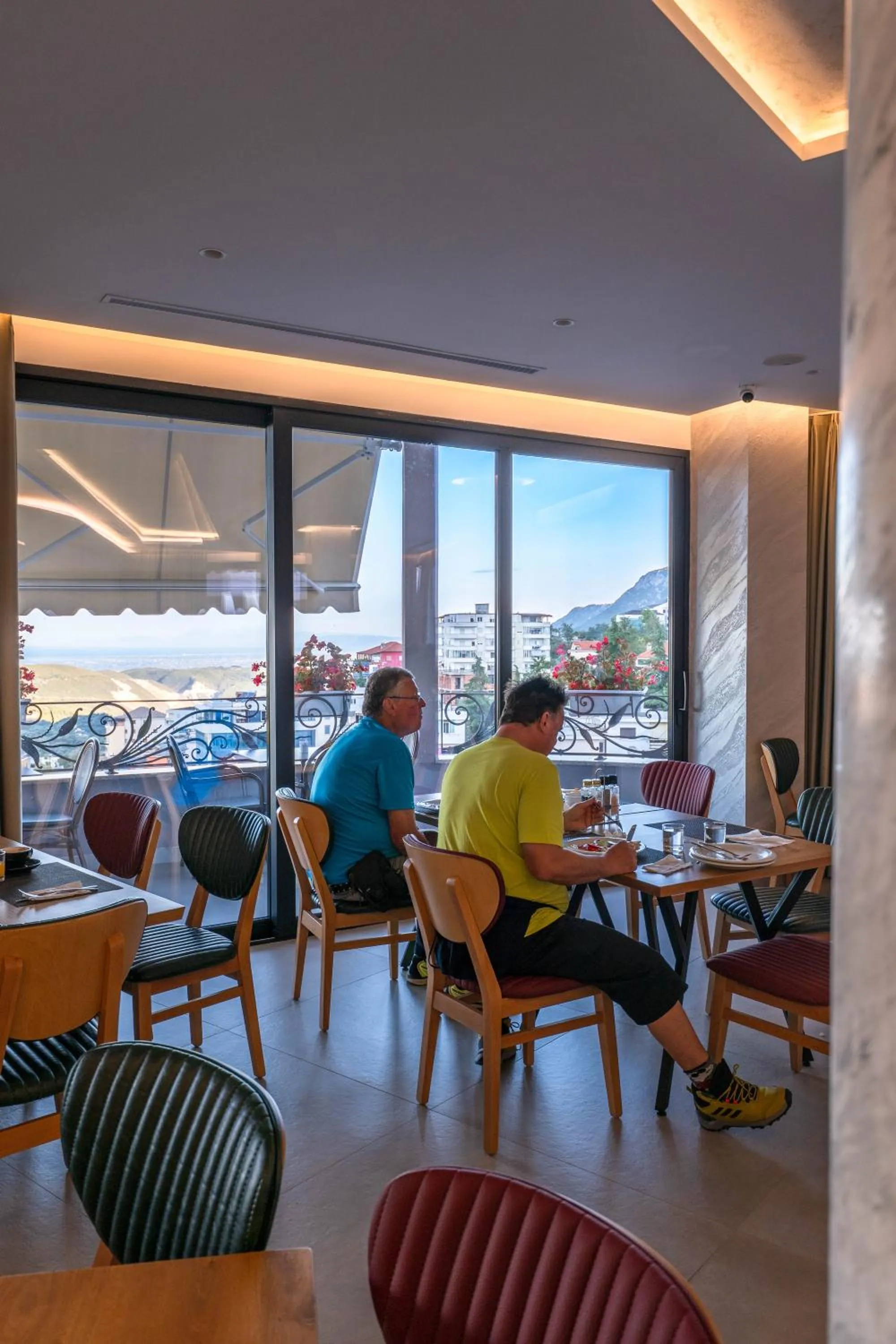 Restaurant/places to eat in Hotel Dior