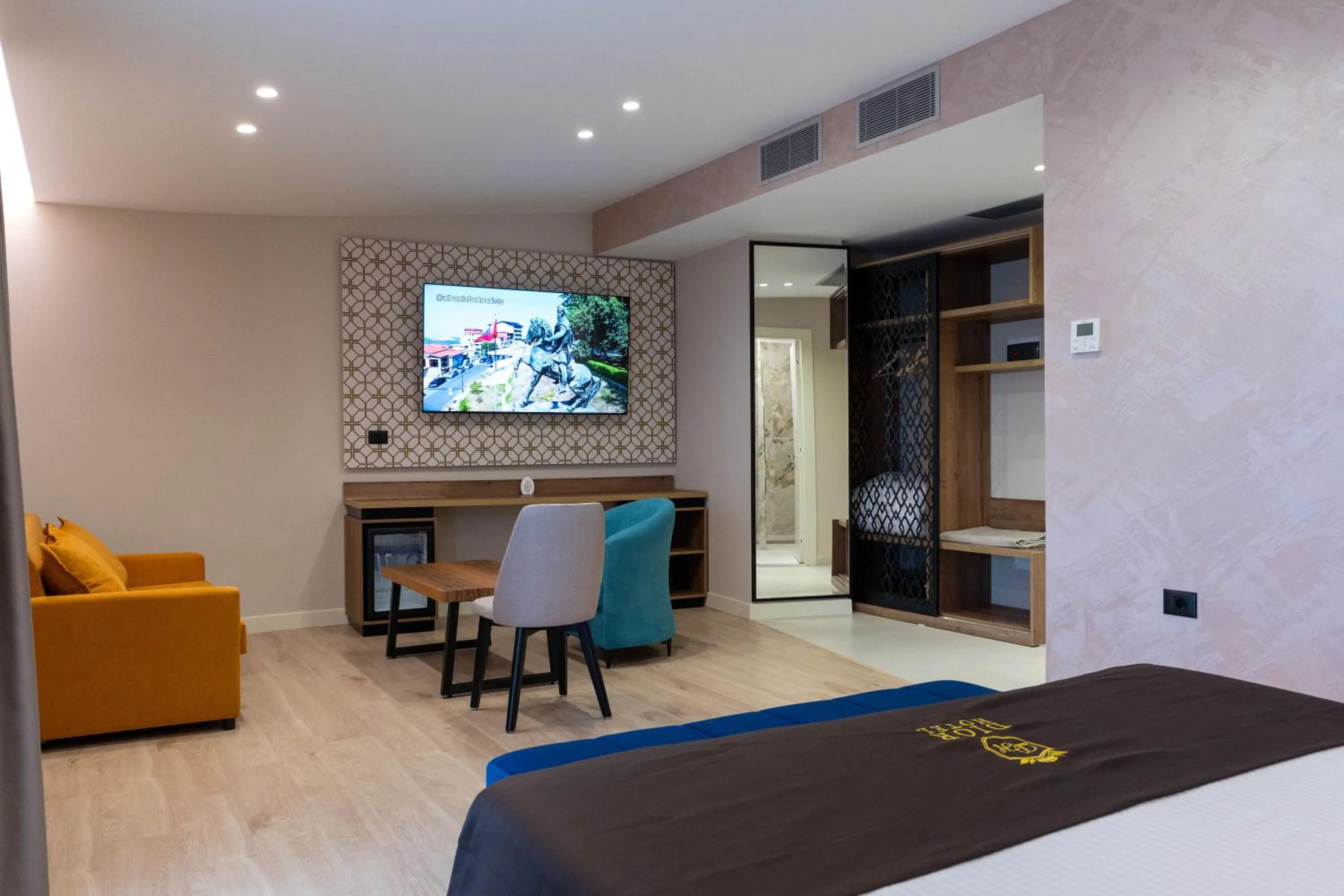 Communal lounge/ TV room, Bed in Hotel Dior