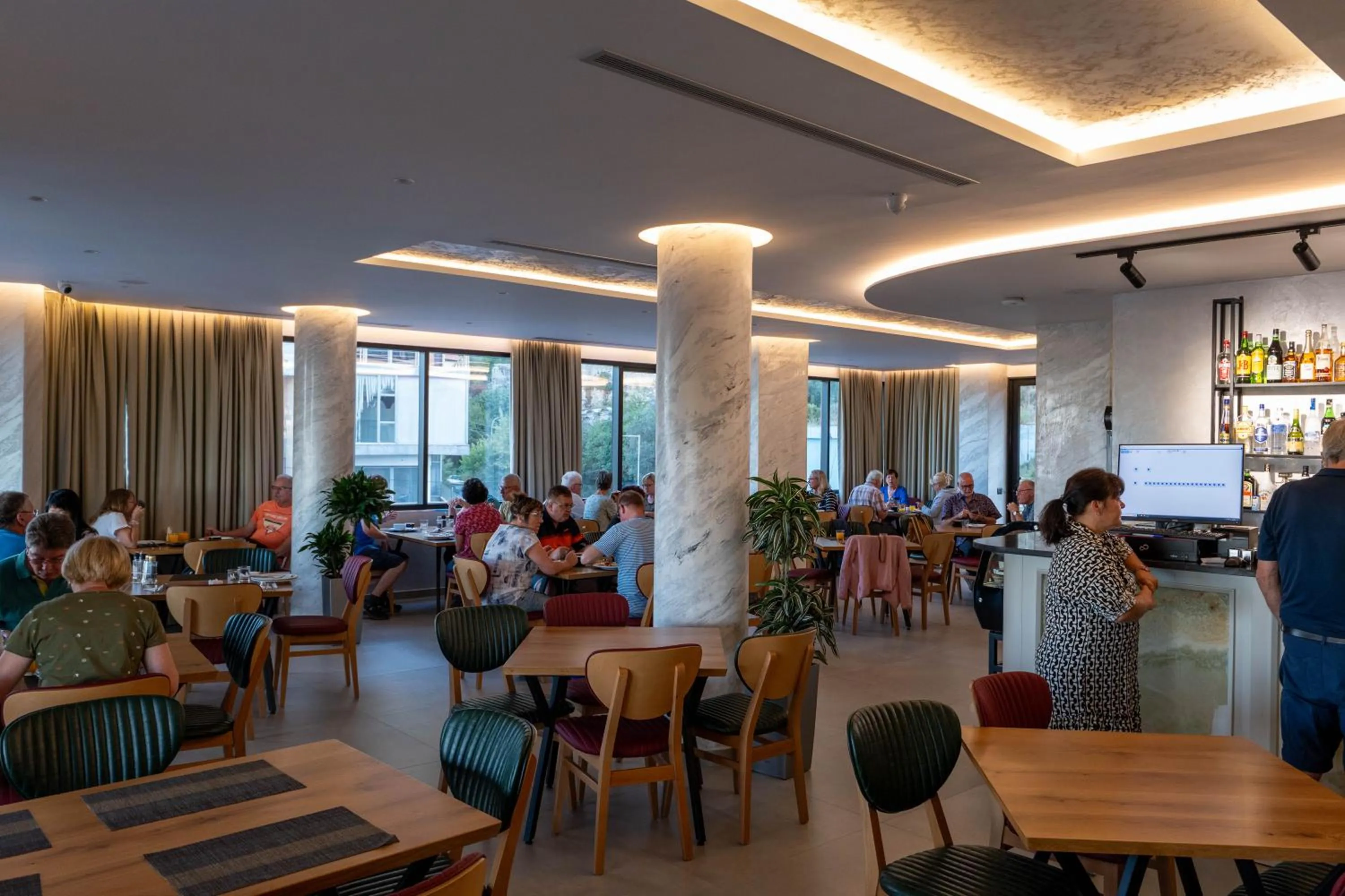 Restaurant/places to eat in Hotel Dior