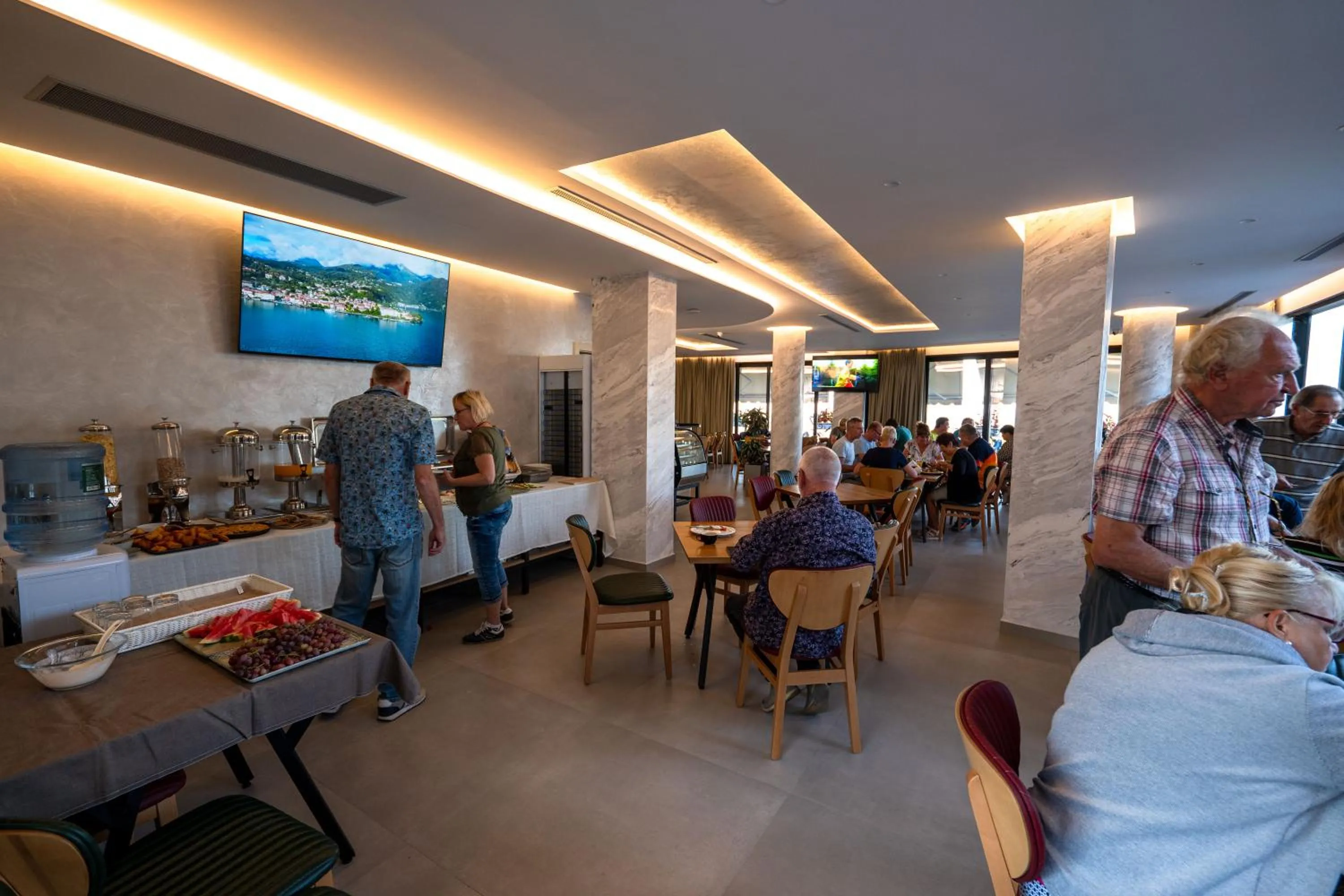 Restaurant/places to eat in Hotel Dior