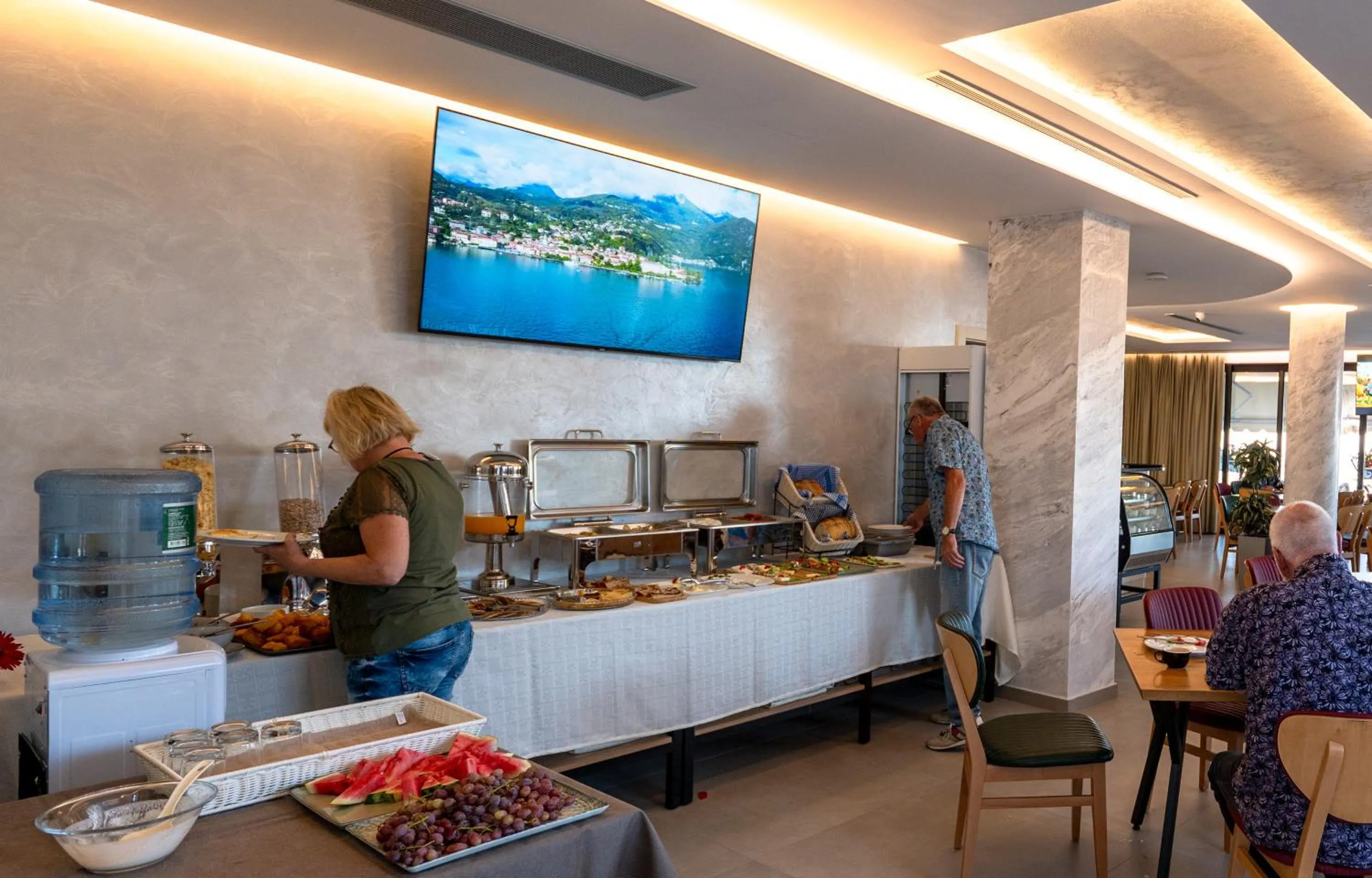 Restaurant/places to eat in Hotel Dior