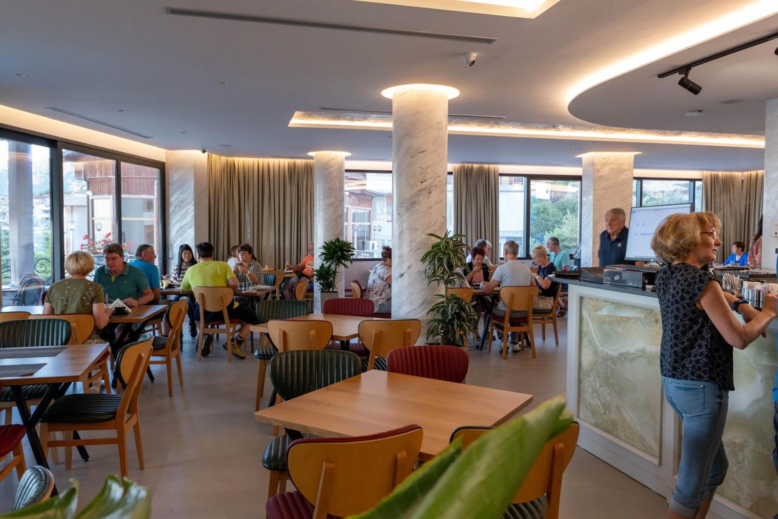 Restaurant/places to eat in Hotel Dior