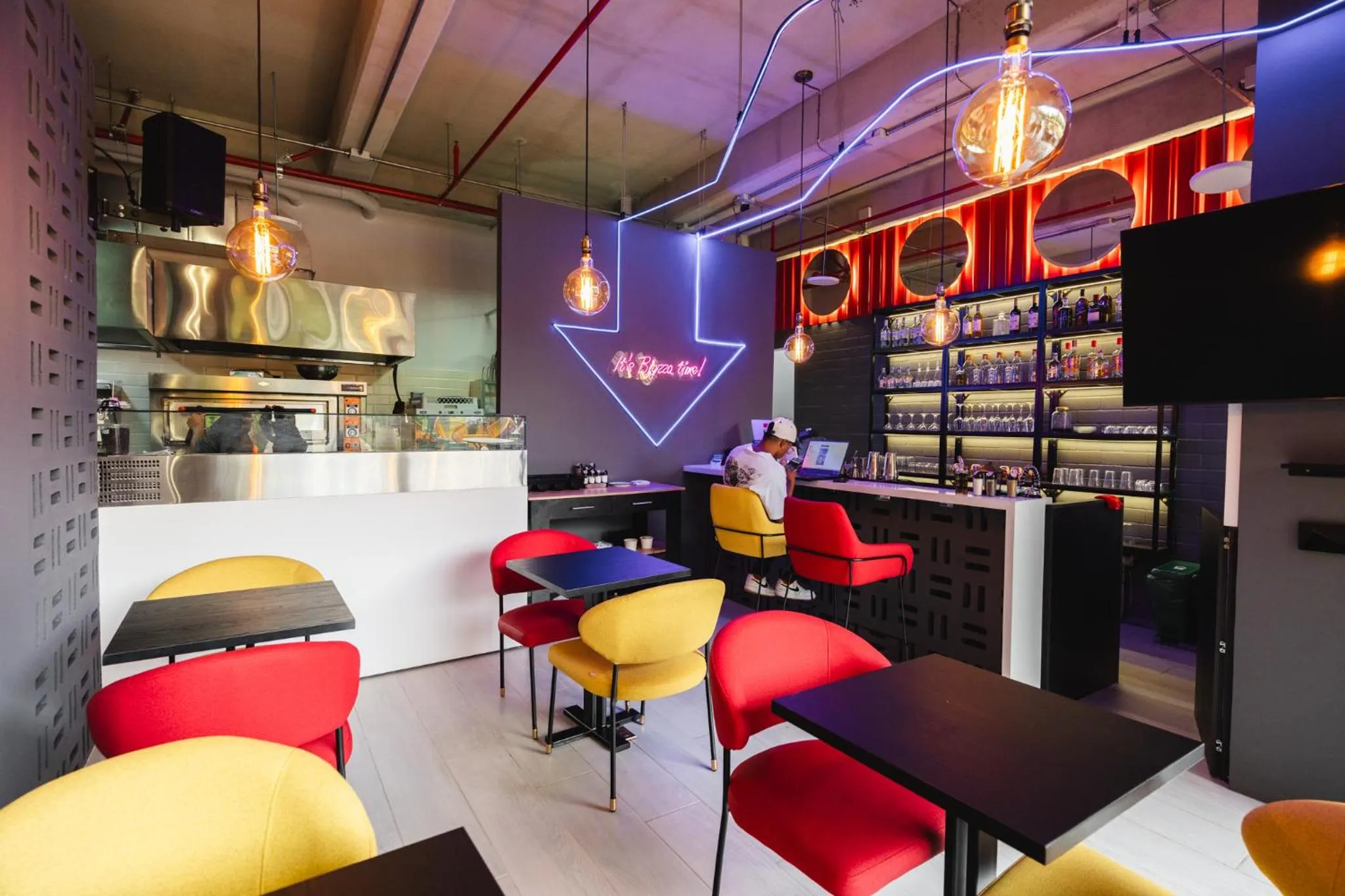 Restaurant/places to eat in Heiss Hotel By Jalo