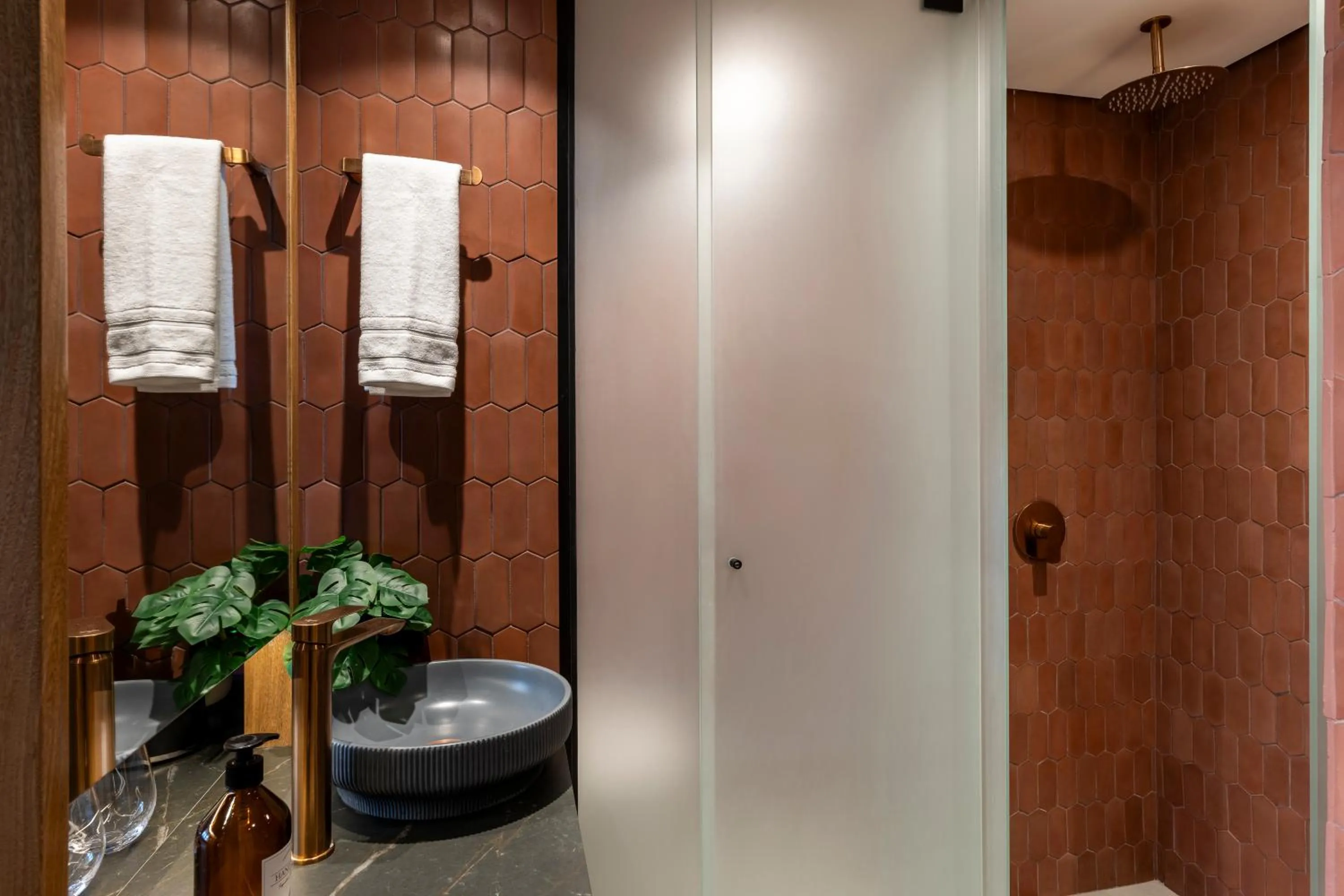 Shower in Heiss Hotel By Jalo