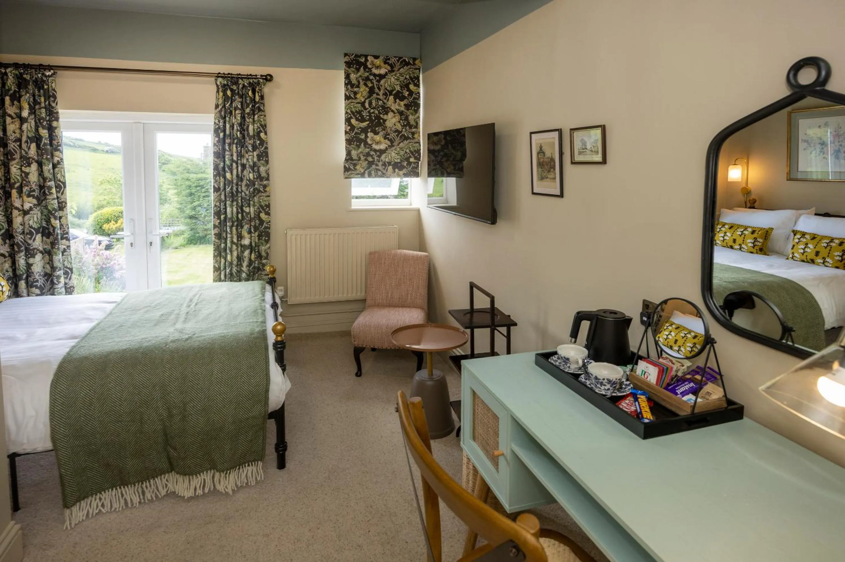 Seating area, Bed in Eype's Mouth Country Hotel