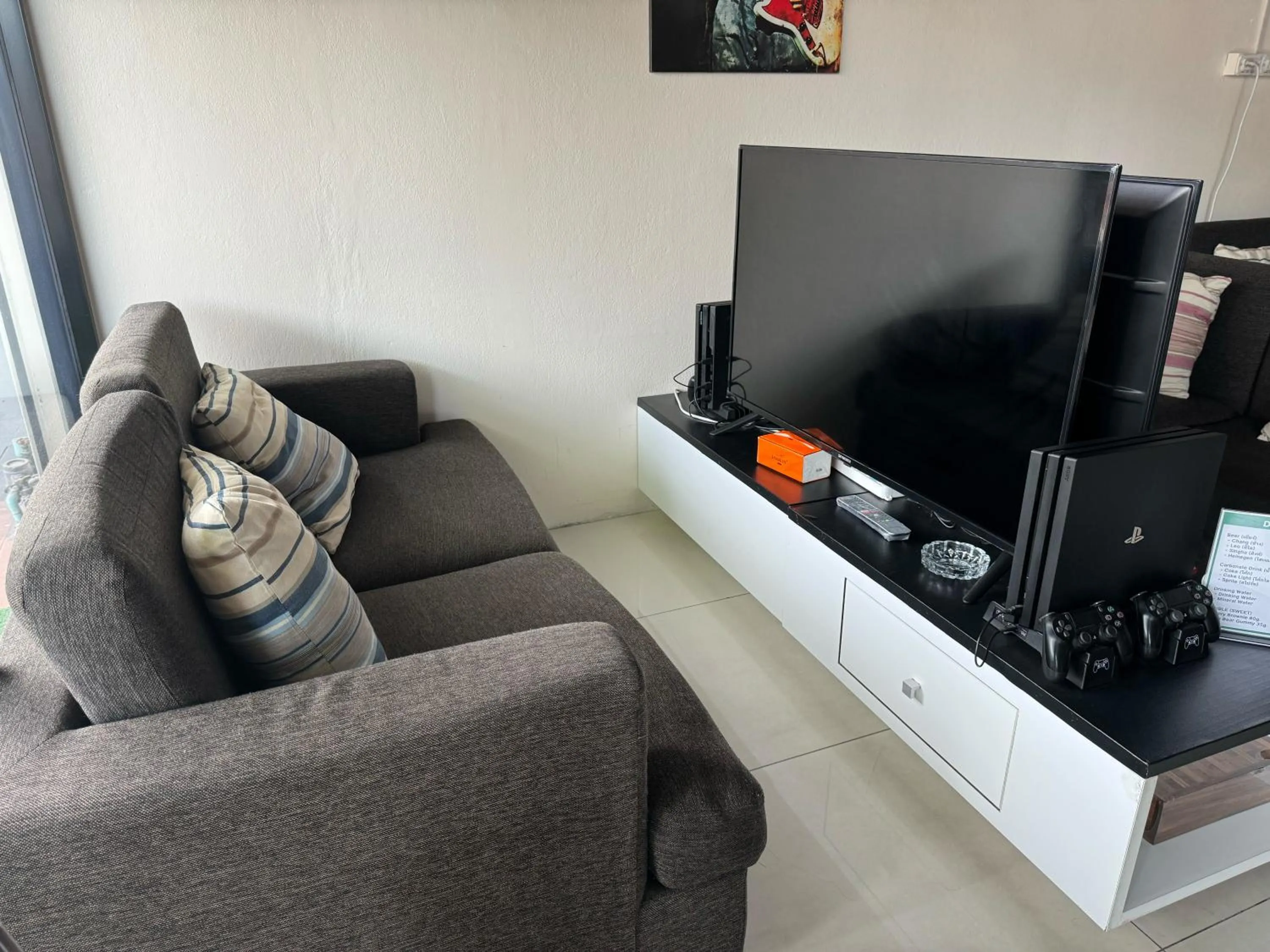 Communal lounge/ TV room in Leng Guest House