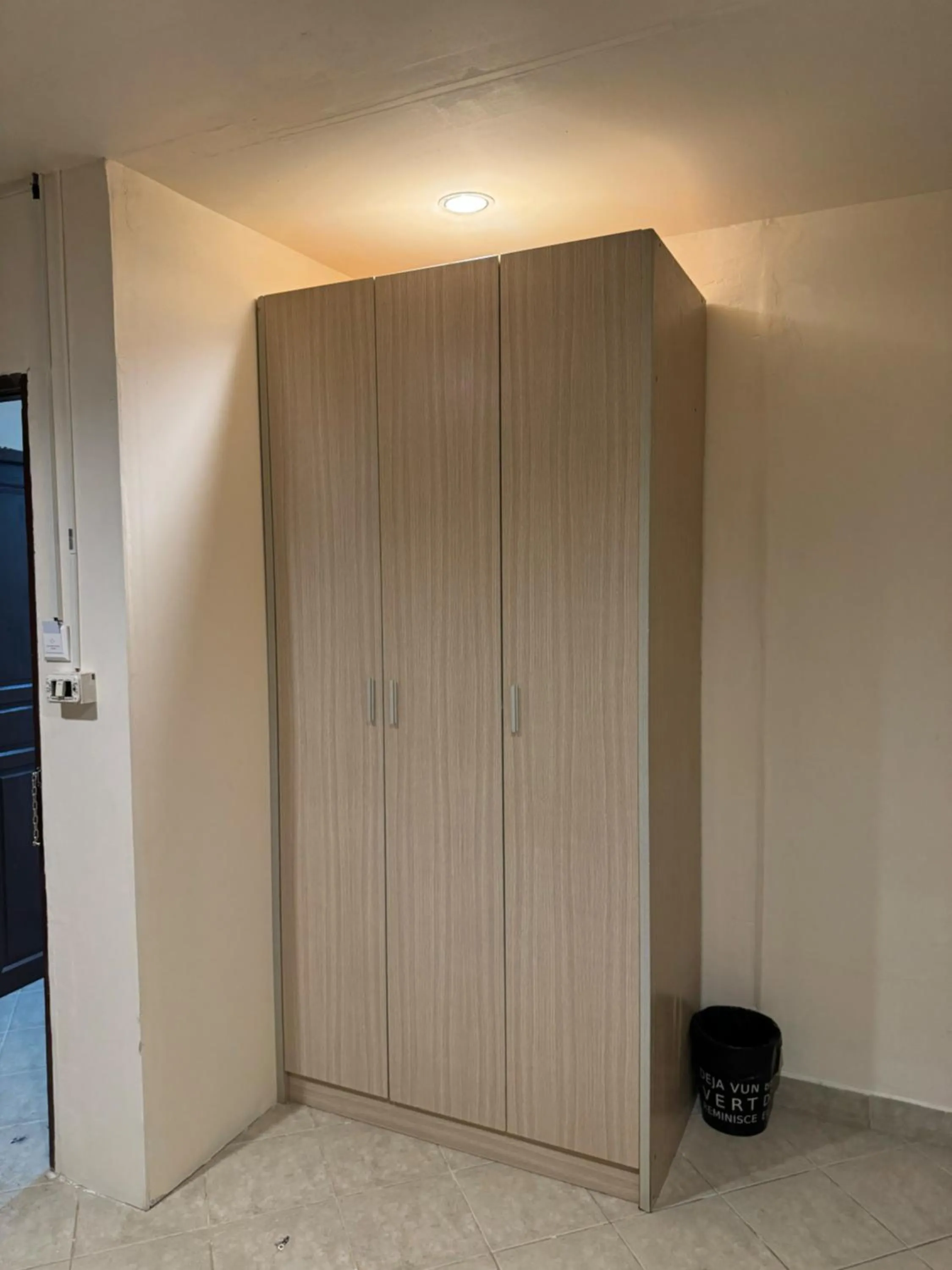 wardrobe in Leng Guest House