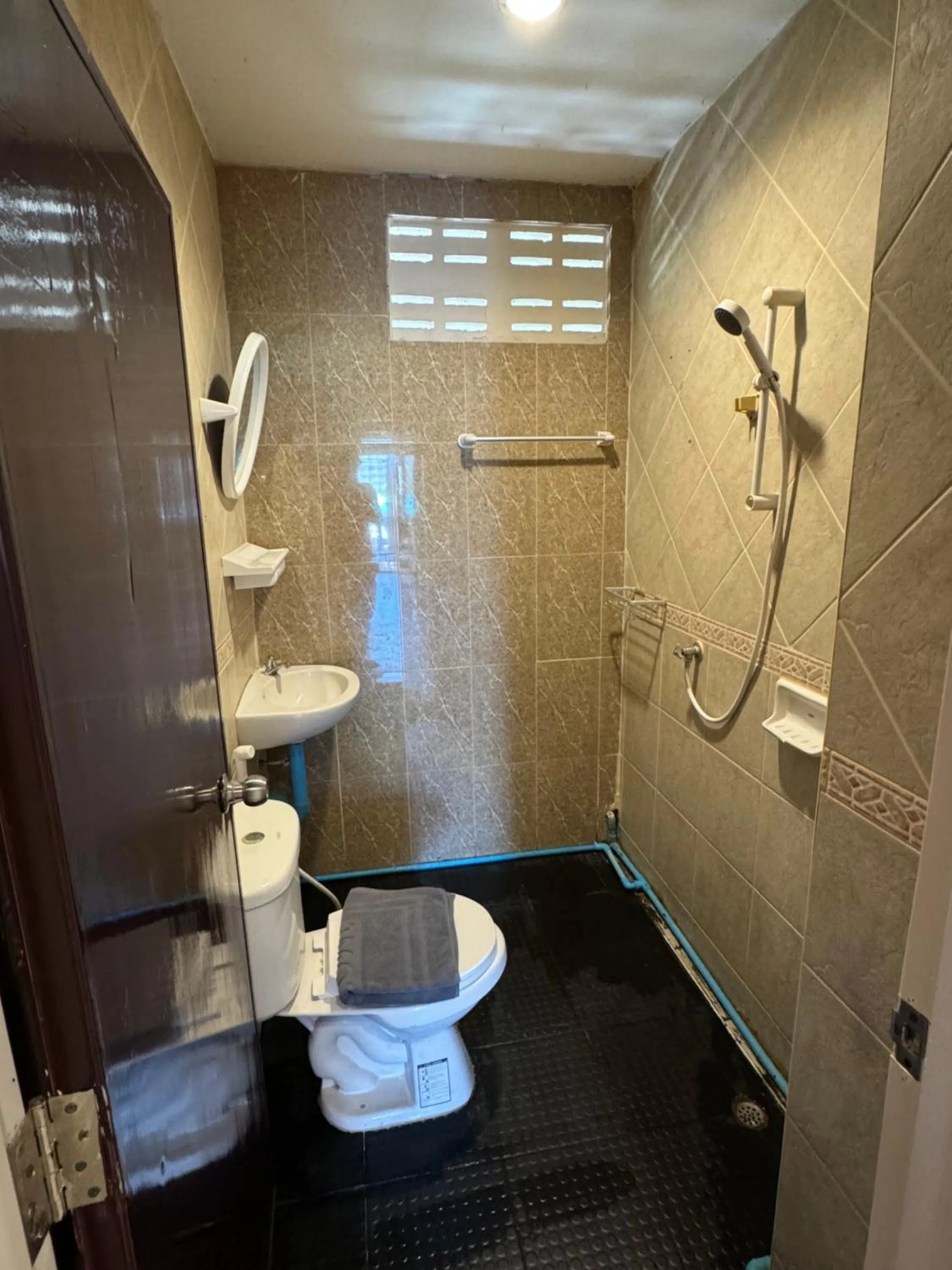 Shower in Leng Guest House