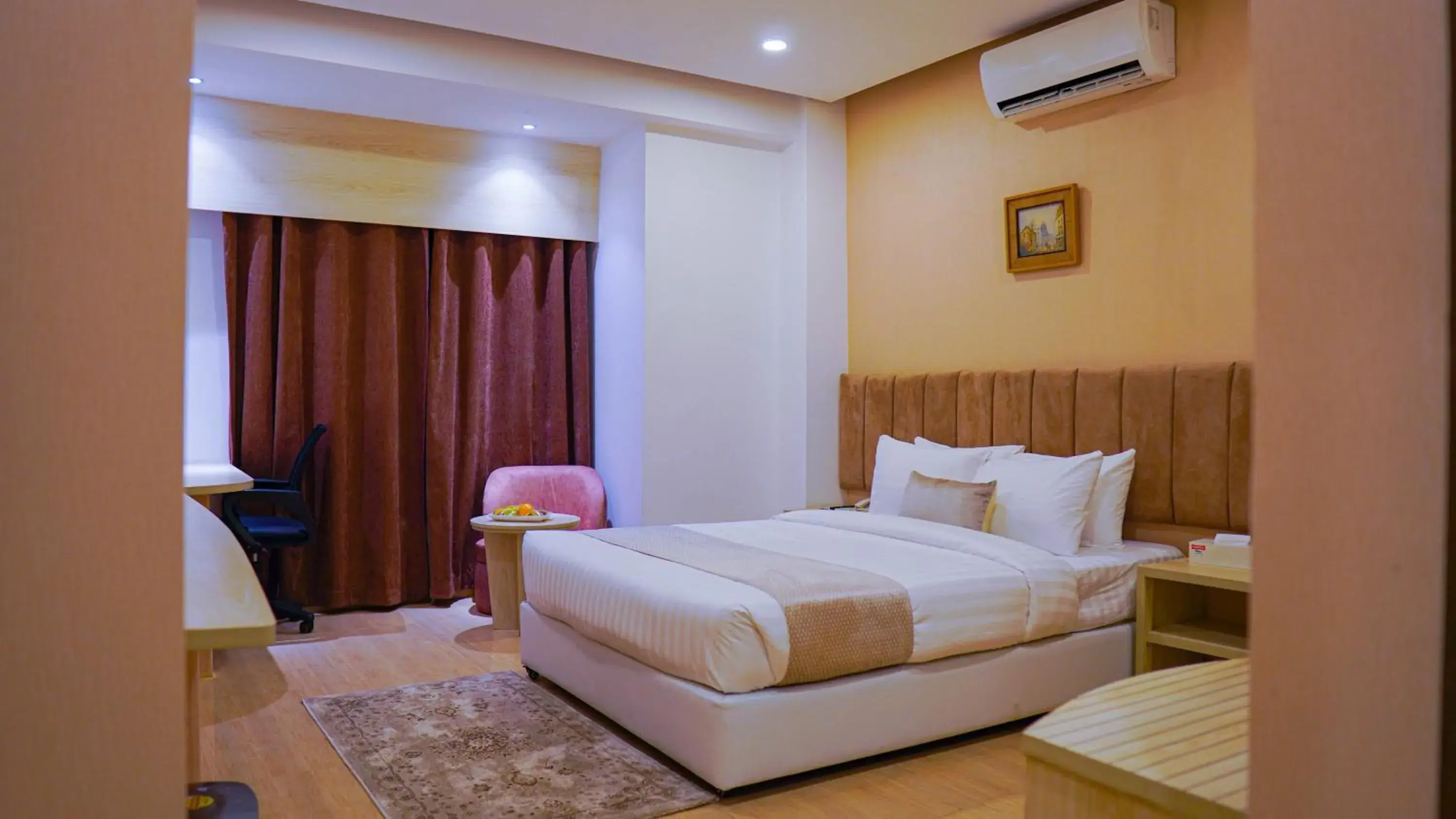 Photo of the whole room, Bed in Grand Vistana Photo of the whole room, Bed in Grand Vistana