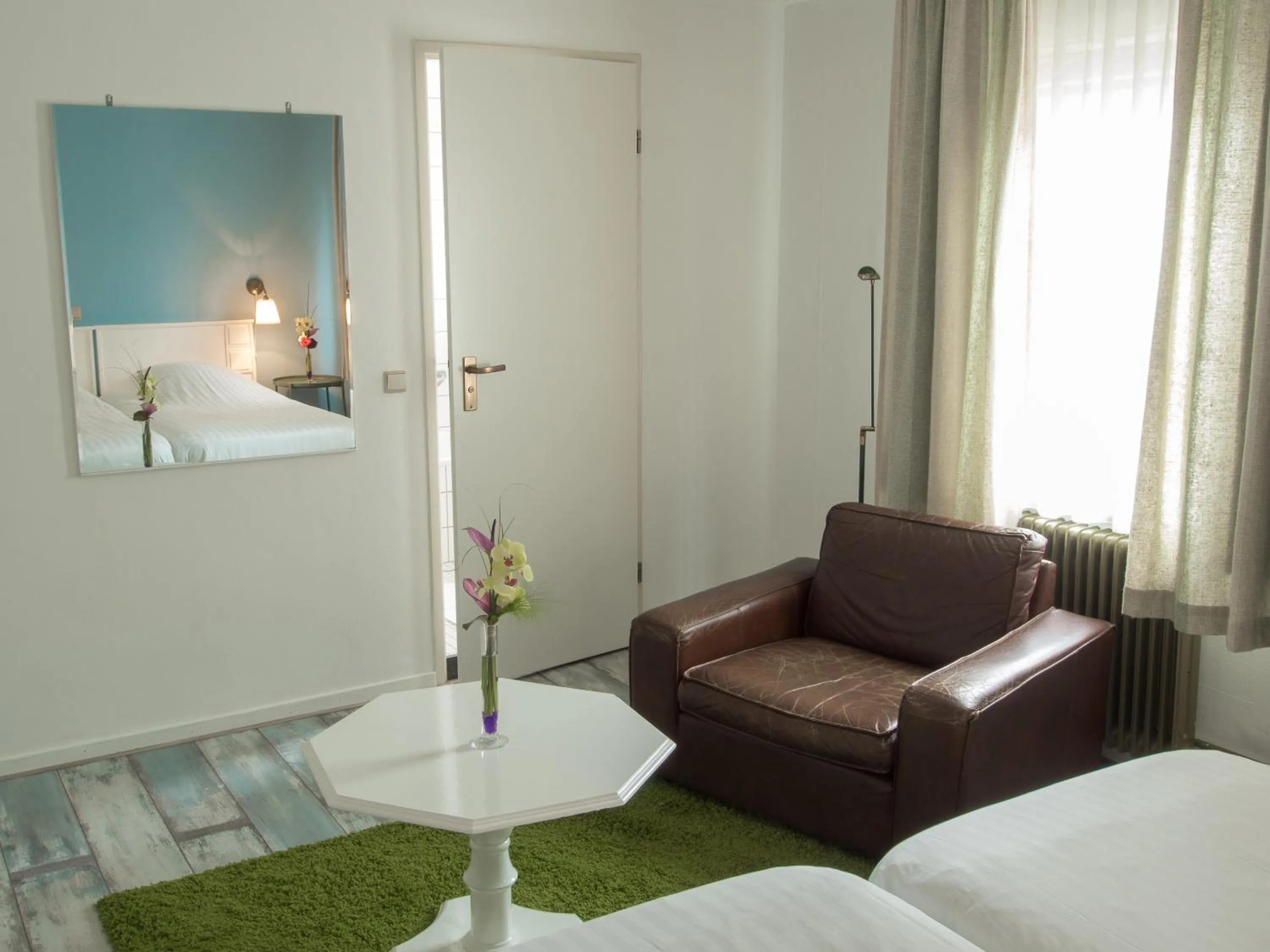 Seating area, Bed in Stadshotel de Graafschap