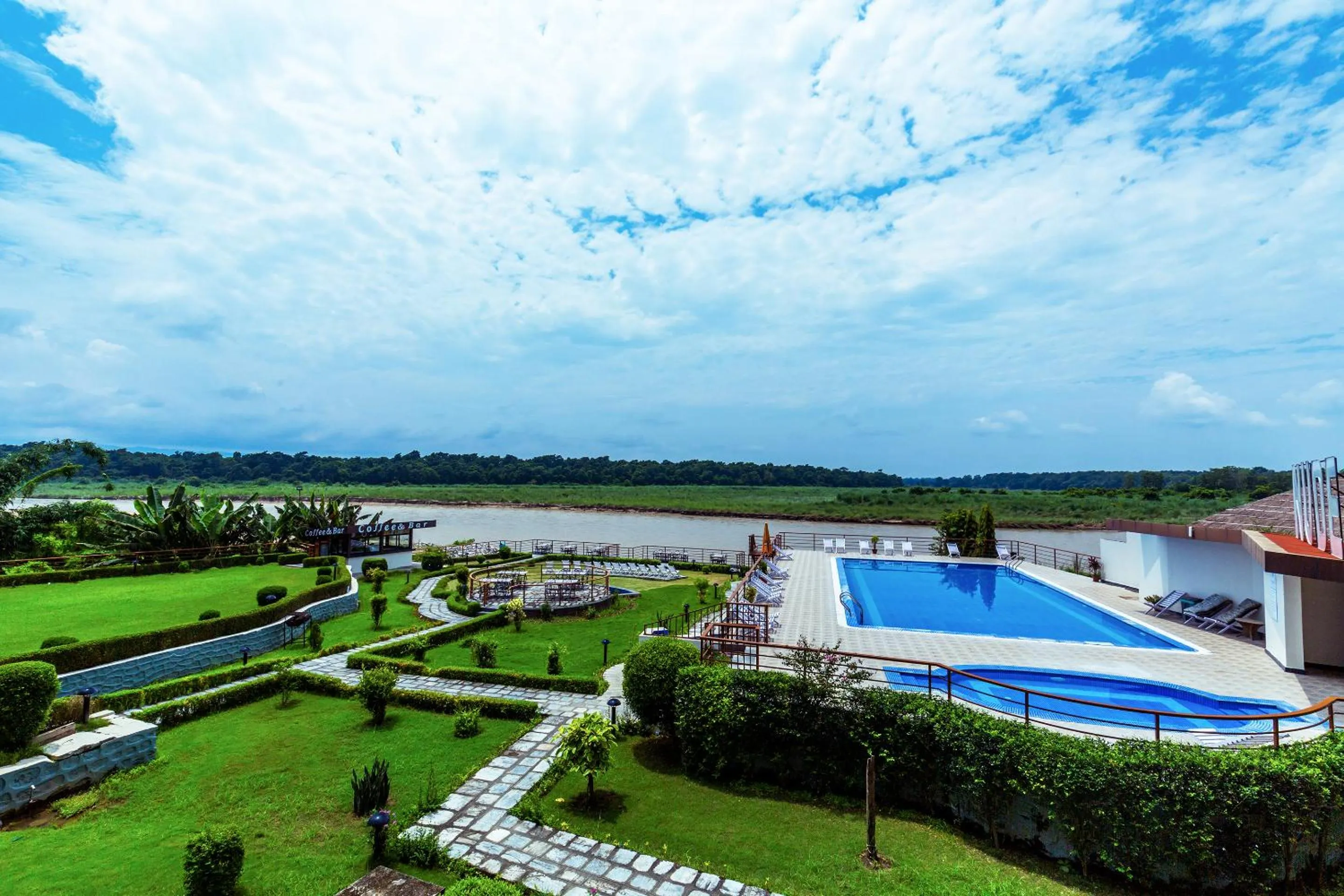 Garden in Park Safari Resort, Chitwan National Park