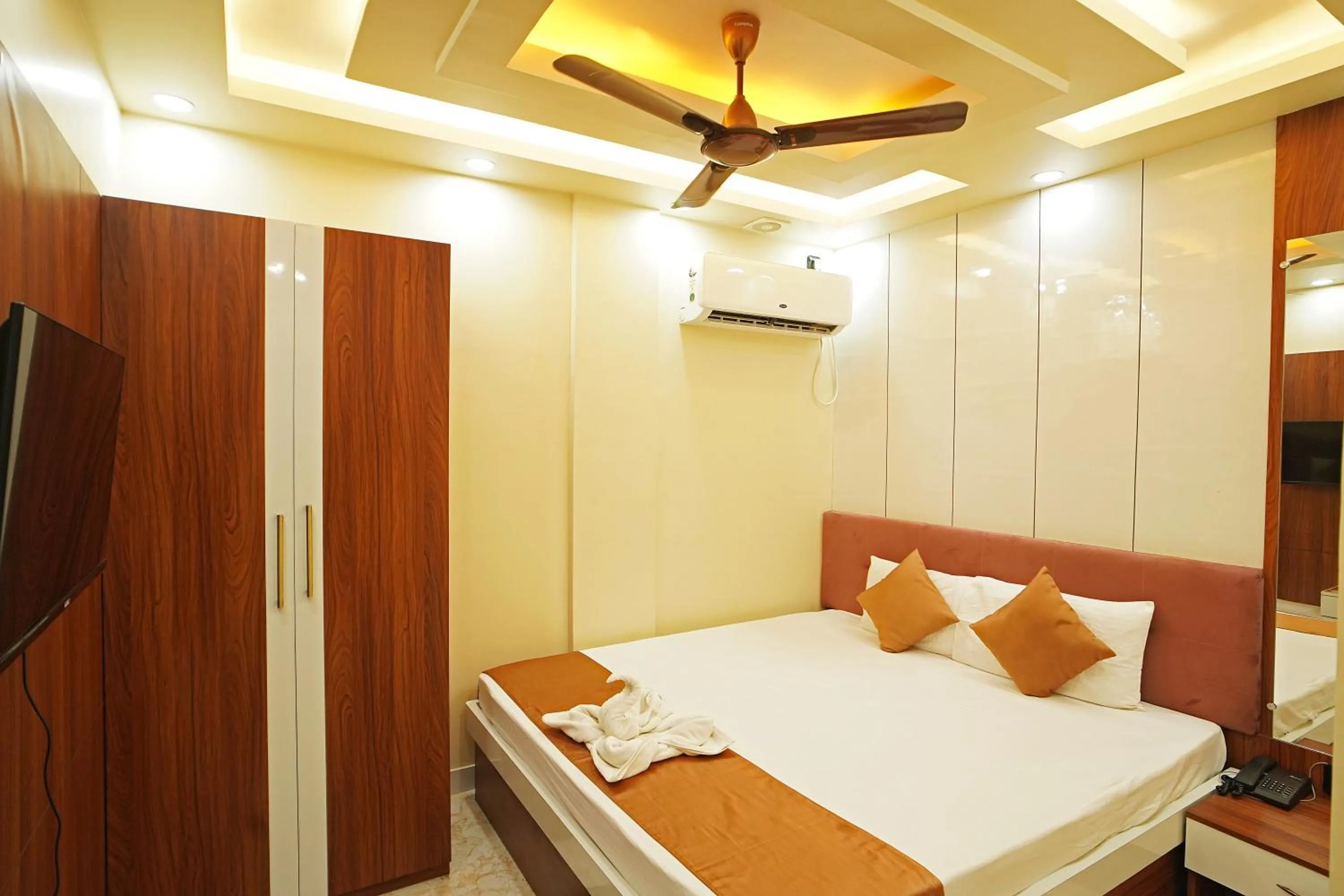 Communal lounge/ TV room, Bed in PS Luxury Hotel