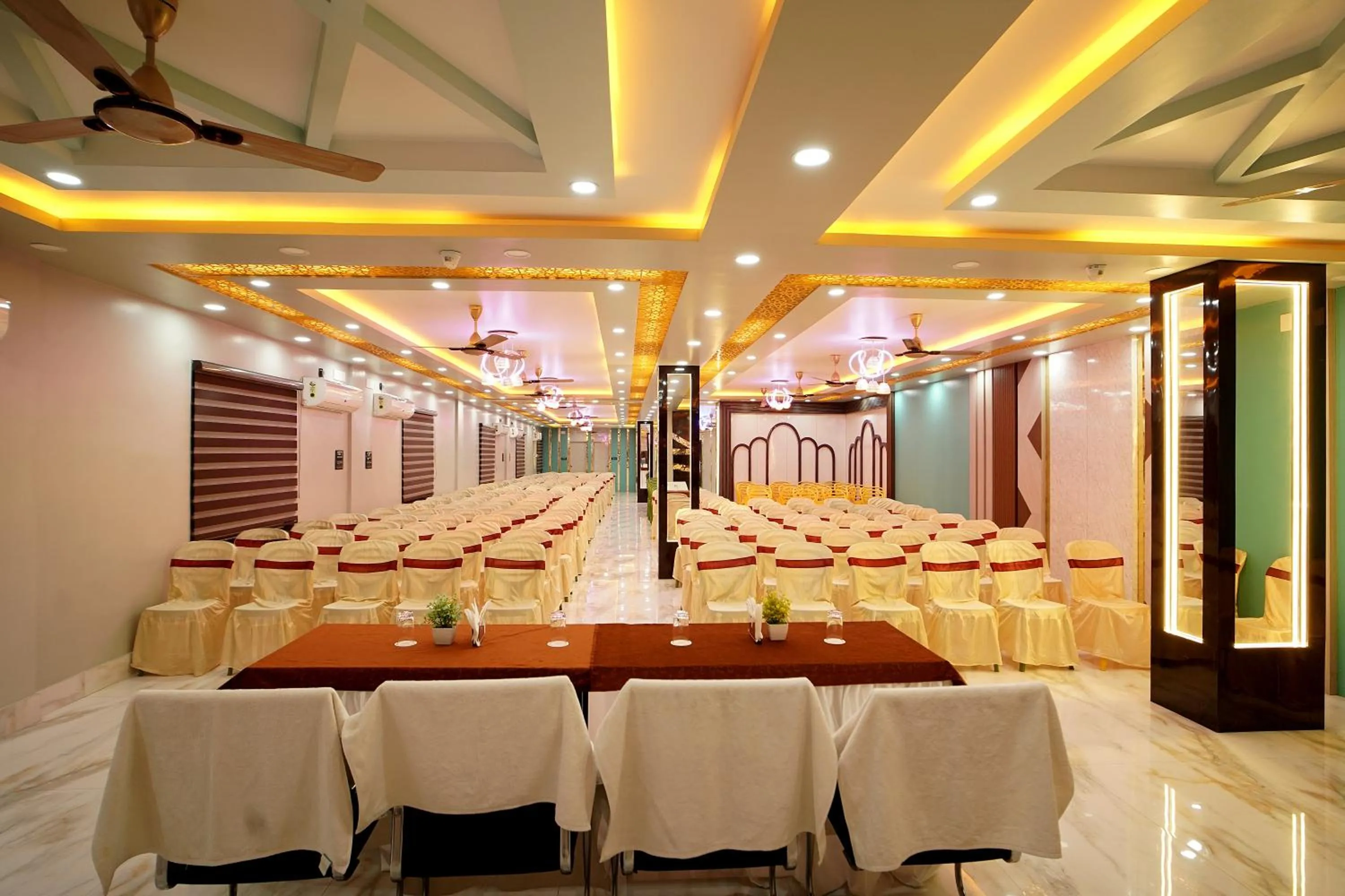 Restaurant/places to eat in PS Luxury Hotel