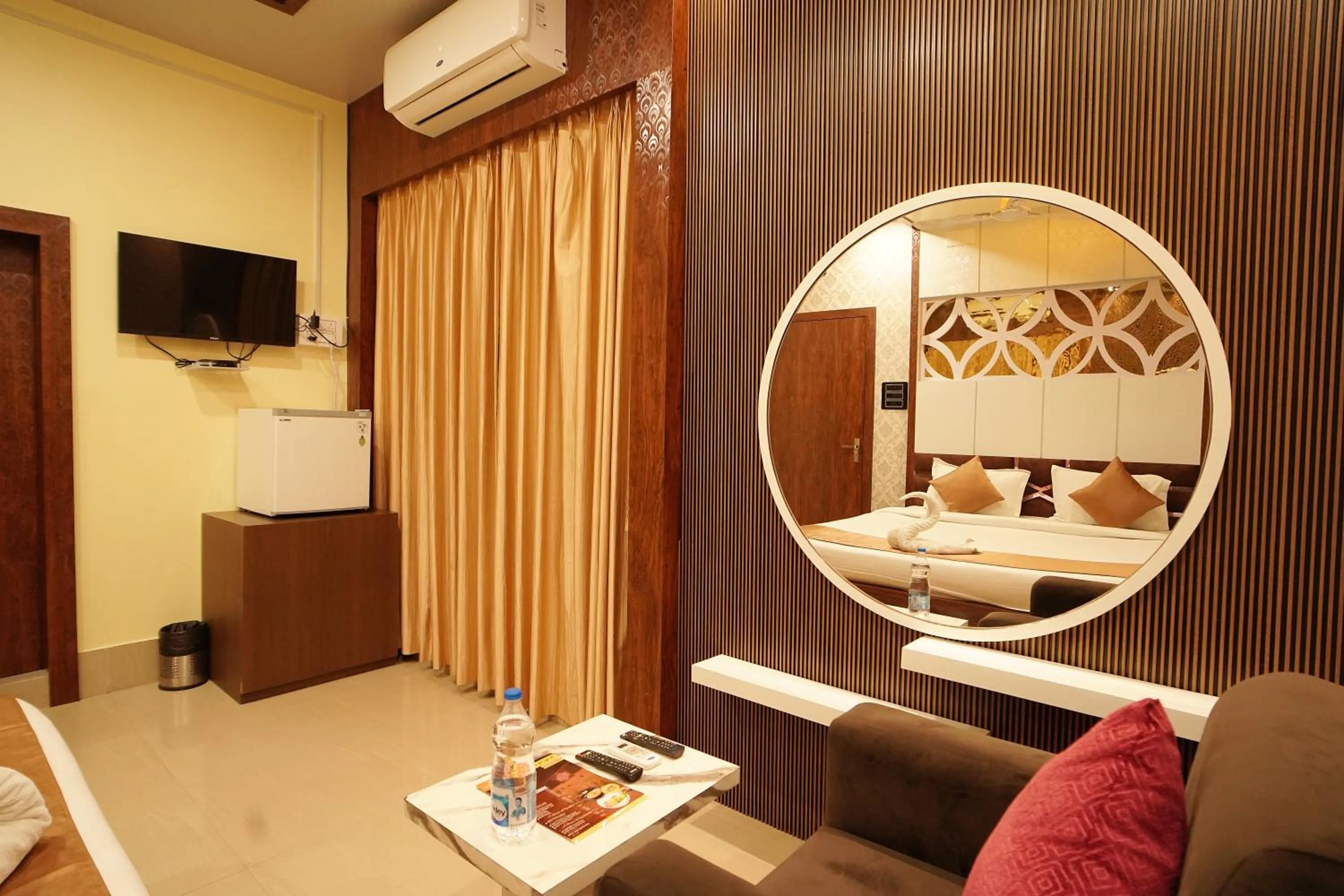 Communal lounge/ TV room, Bed in PS Luxury Hotel