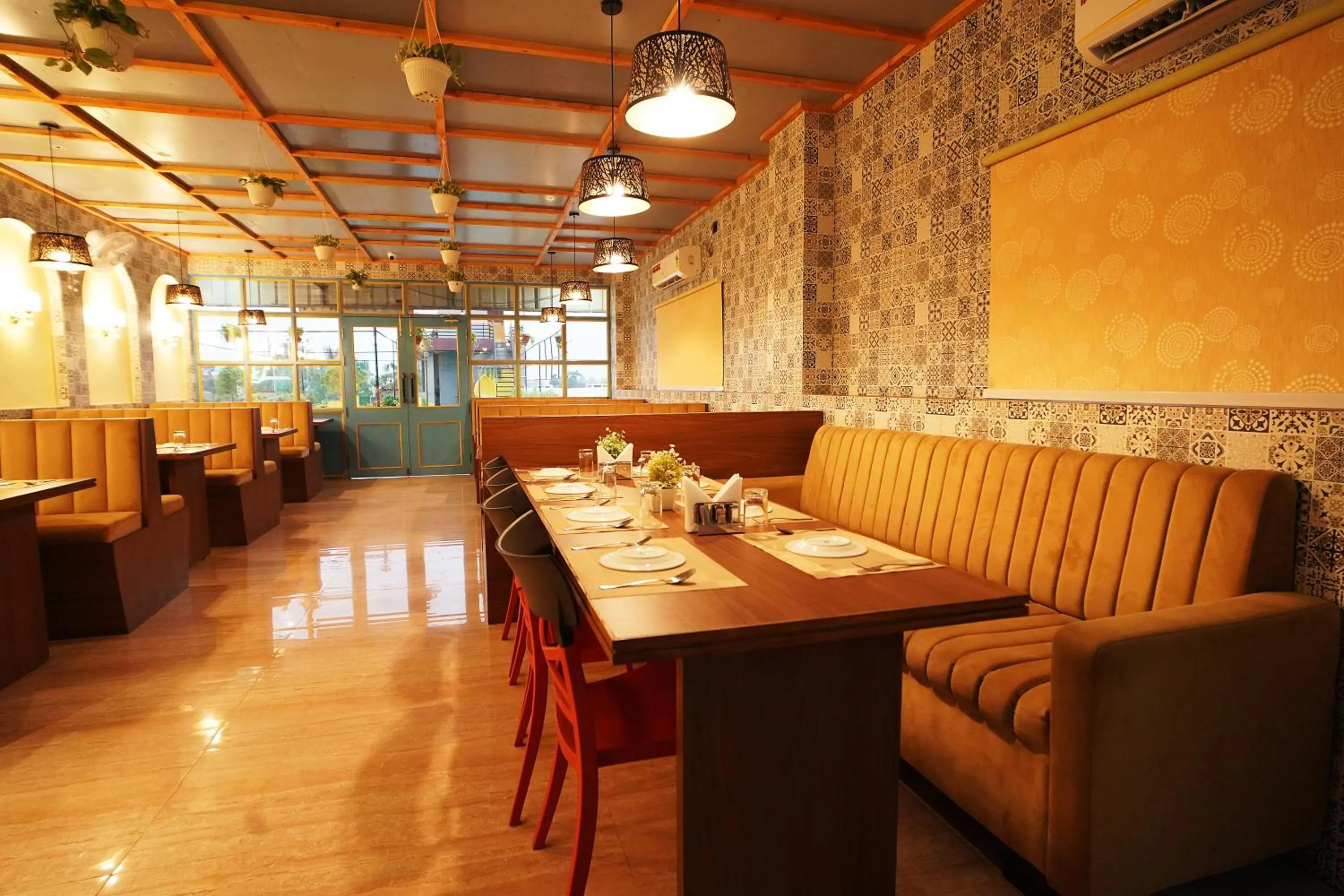 Restaurant/places to eat in PS Luxury Hotel