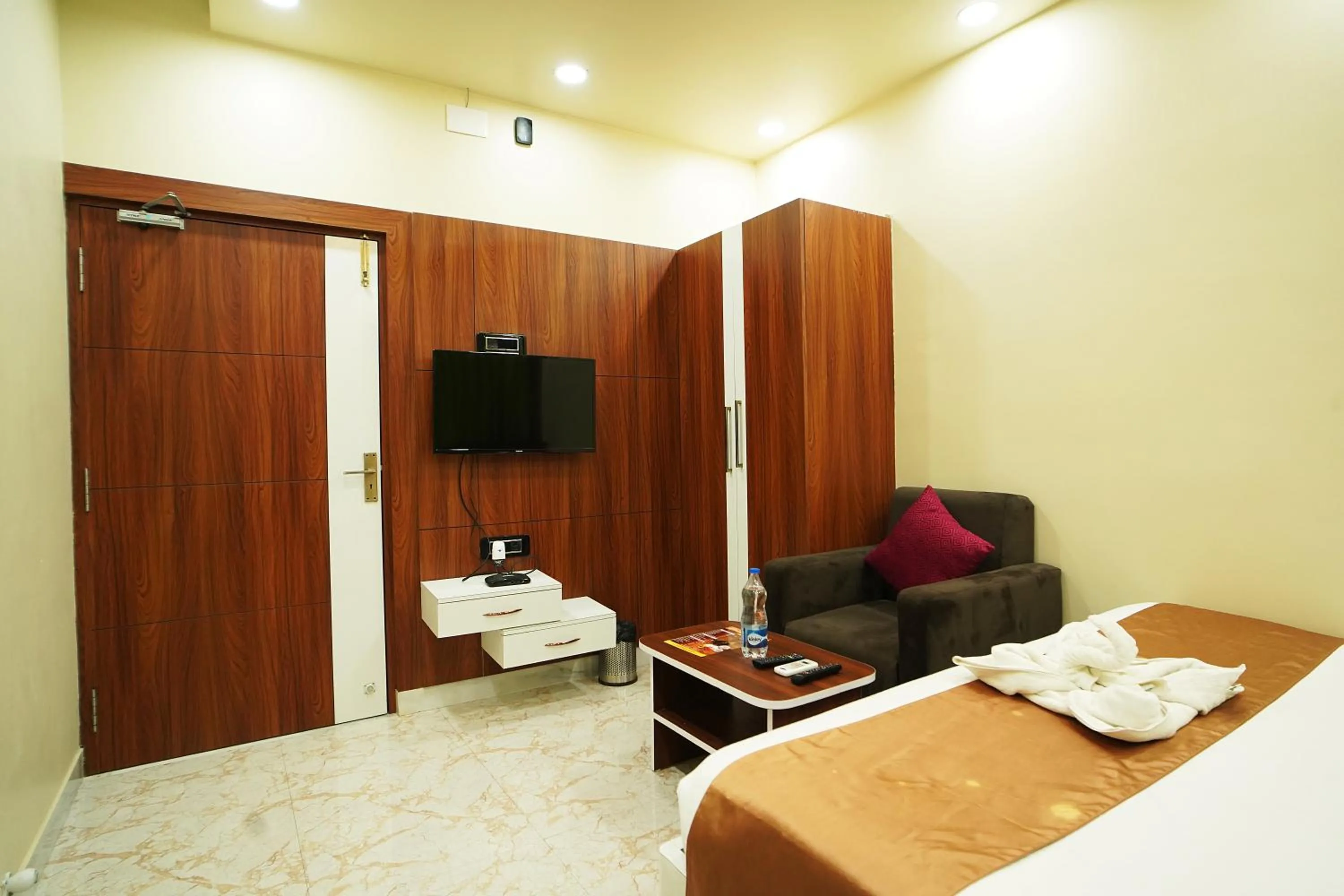Communal lounge/ TV room, Bed in PS Luxury Hotel