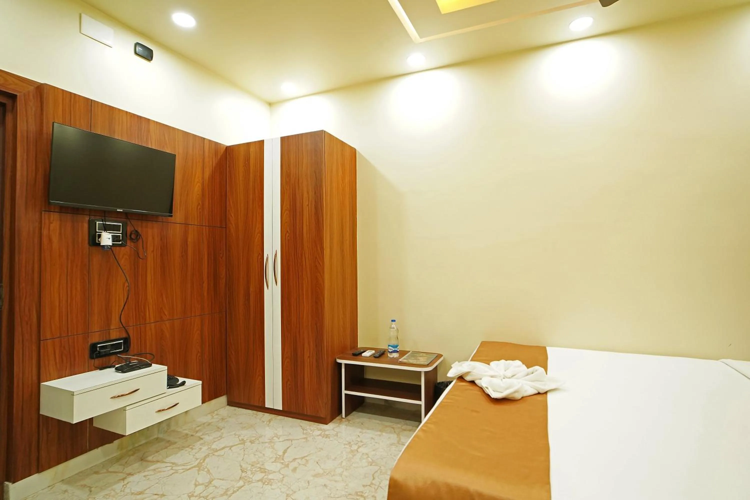 Communal lounge/ TV room, Bed in PS Luxury Hotel