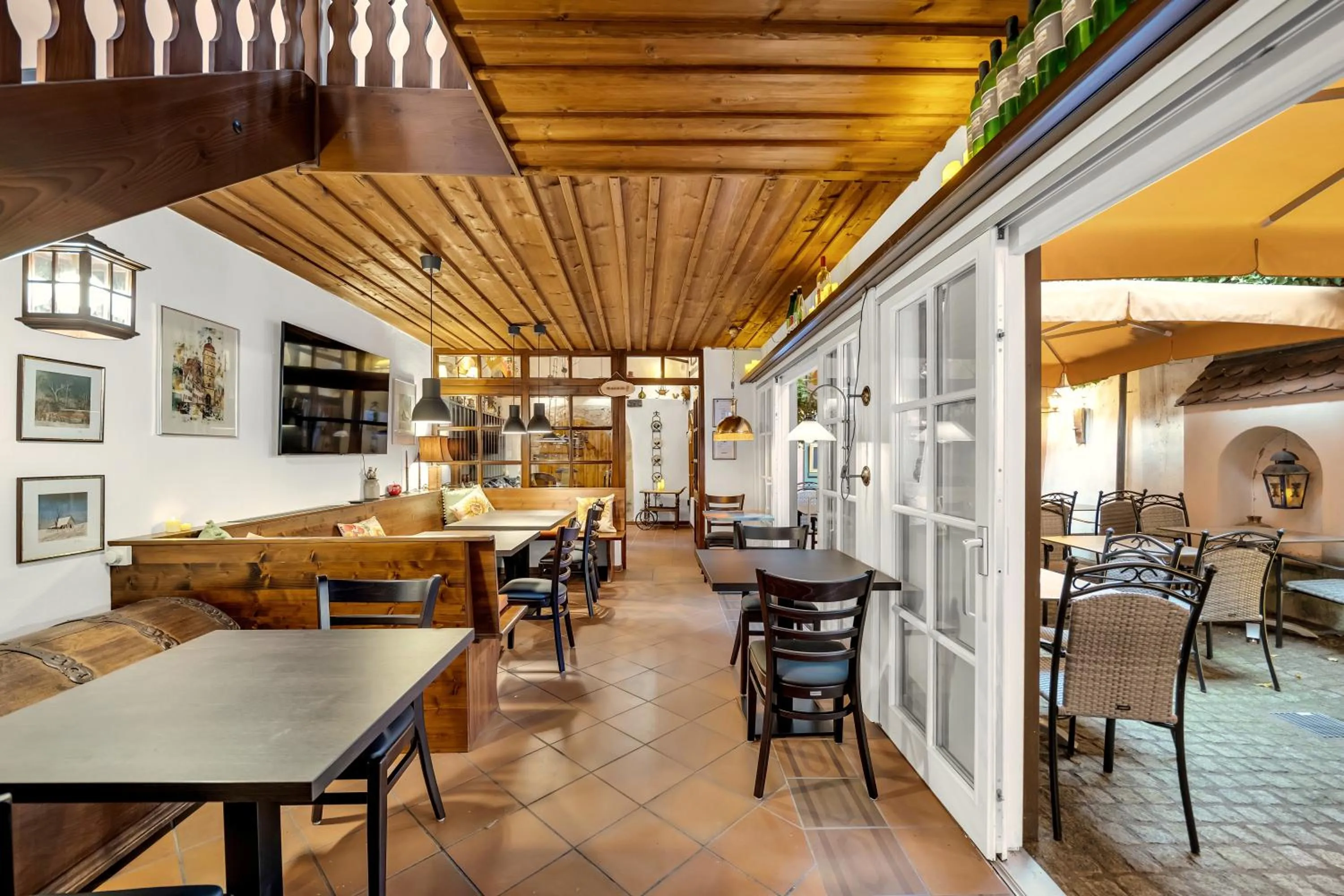 Restaurant/places to eat in Artistique Hotel