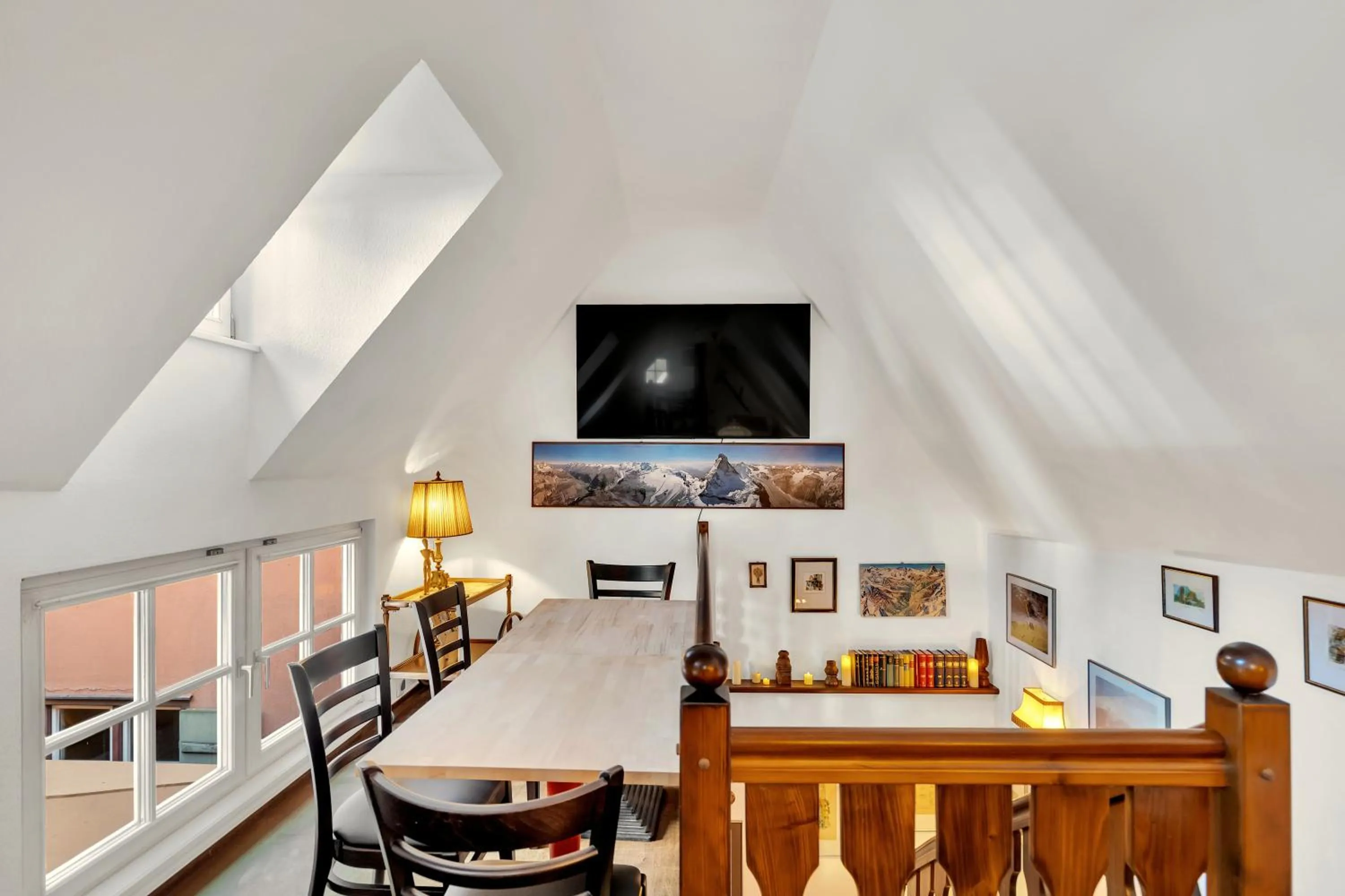 Communal lounge/ TV room in Artistique Hotel