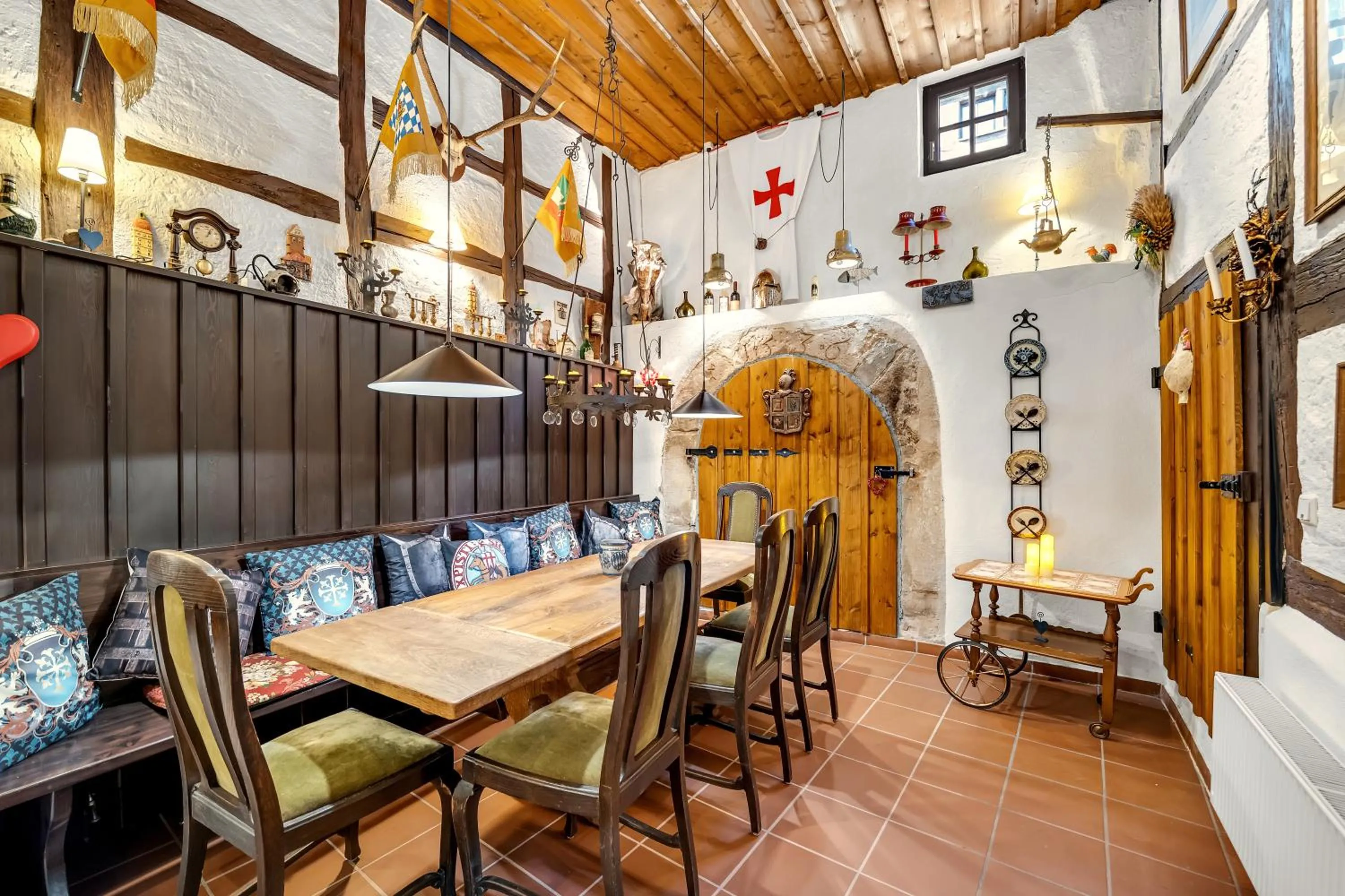 Restaurant/places to eat in Artistique Hotel