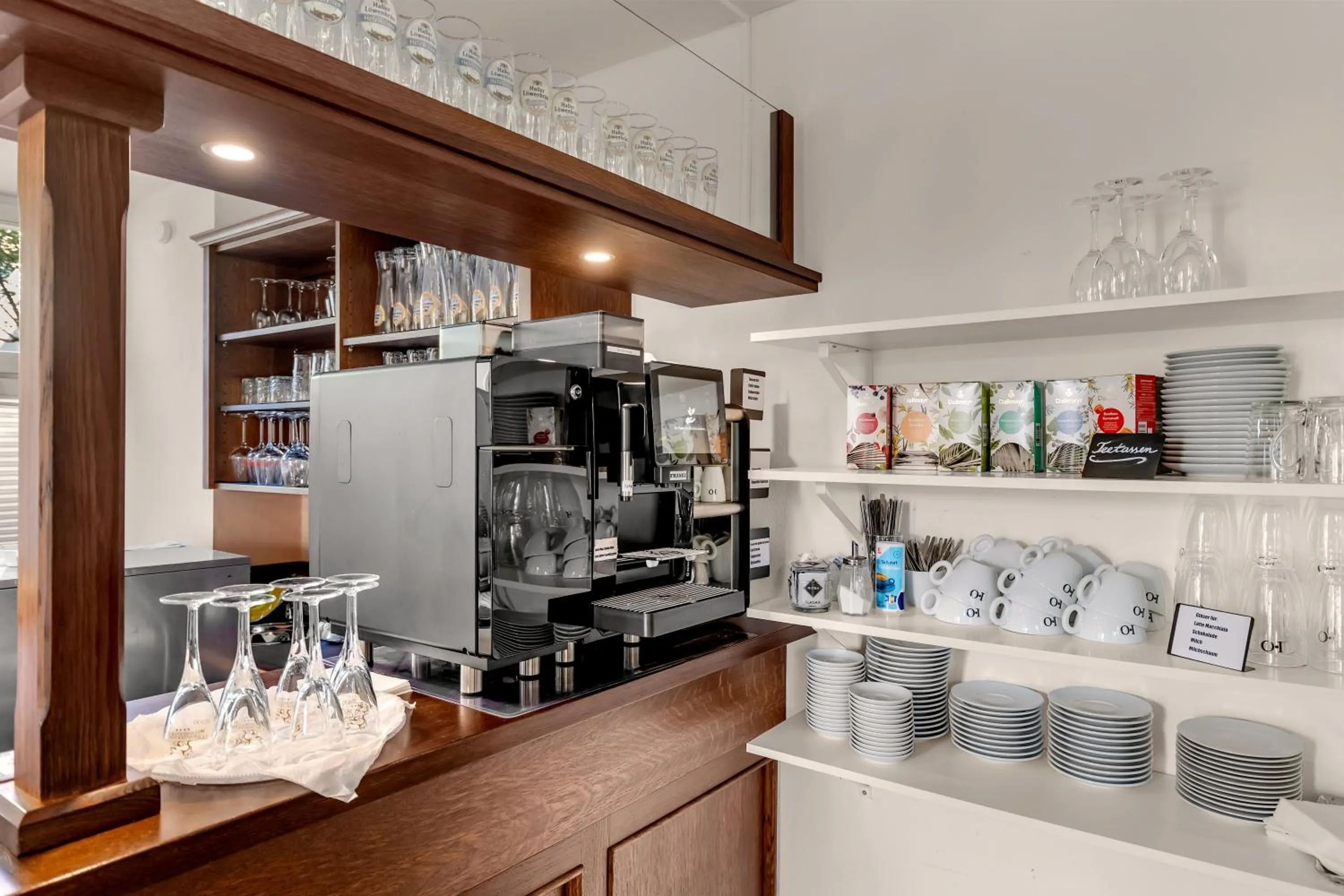 Coffee/tea facilities in Artistique Hotel