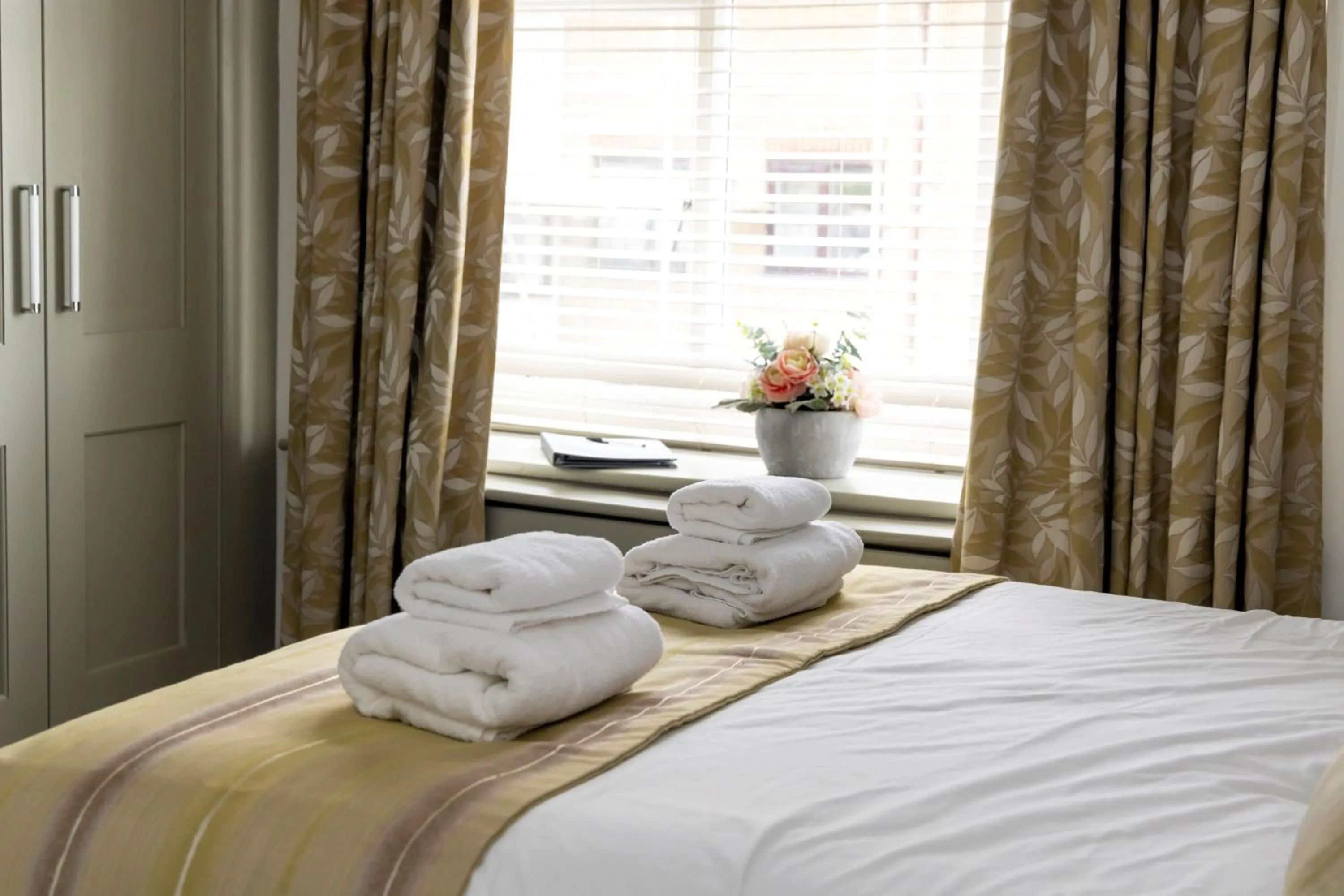 Bedroom, Bed in The Bat and Ball