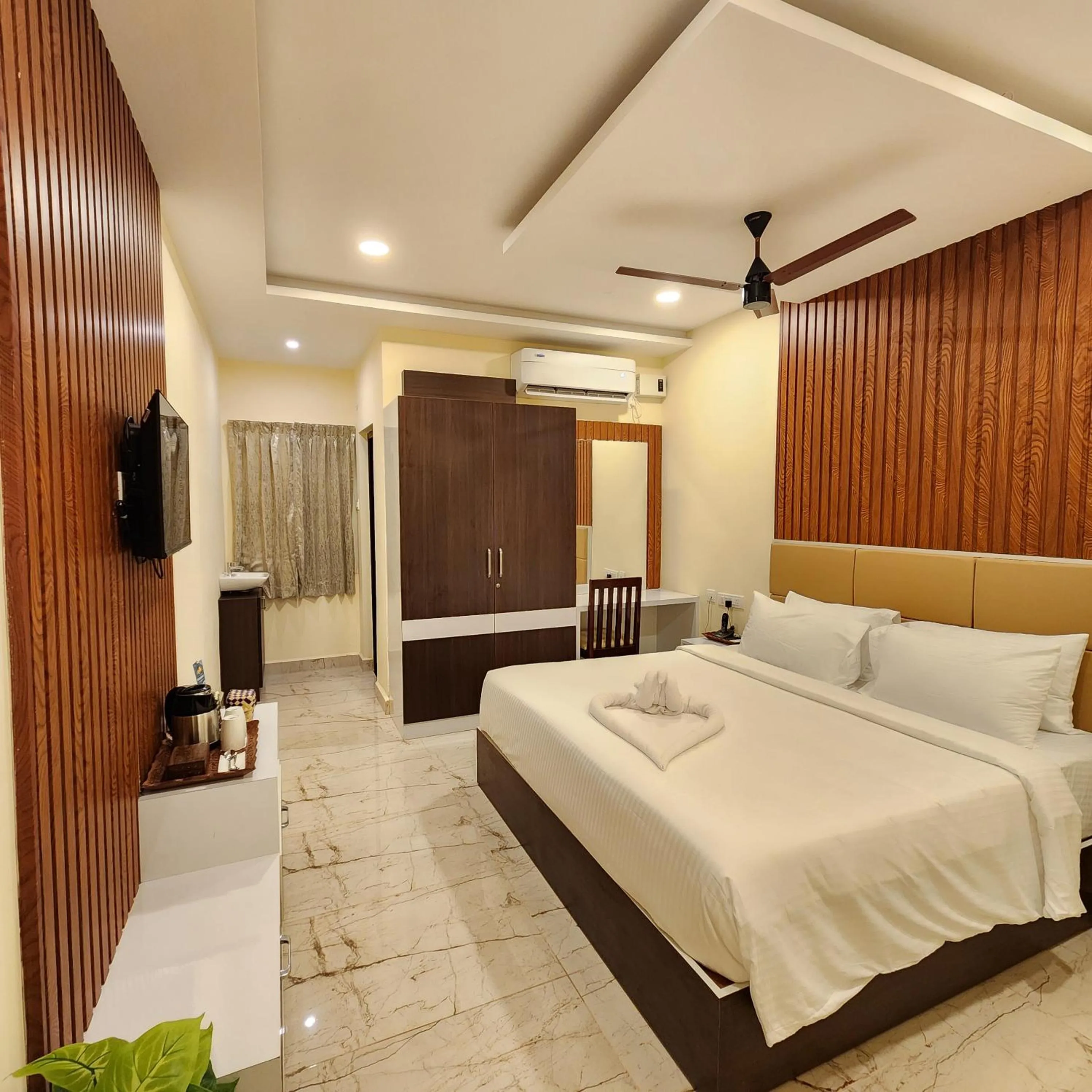 Restaurant/places to eat, Bed in Hotel Dusk and Dawn