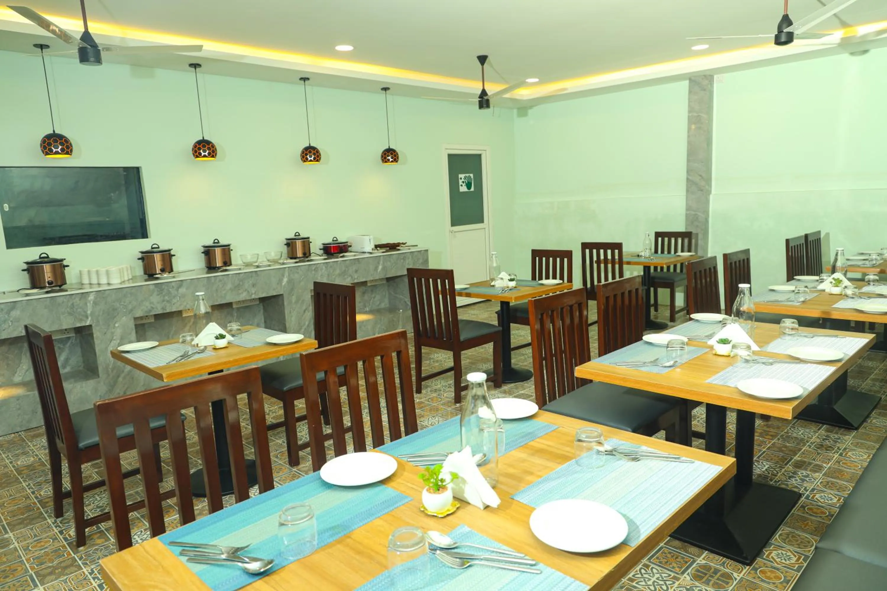 Restaurant/places to eat in Hotel Dusk and Dawn