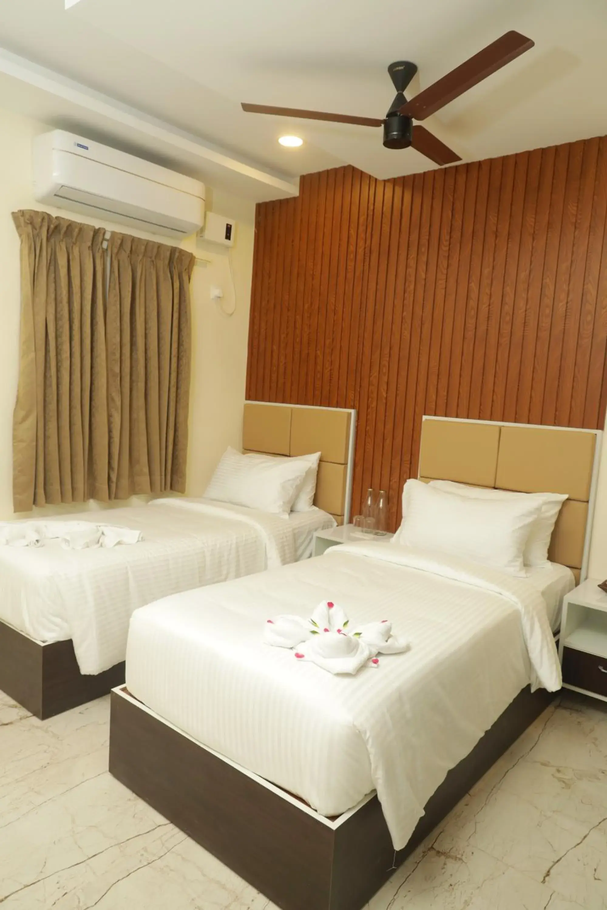 Superior Twin Room in Hotel Dusk and Dawn Superior Twin Room in Hotel Dusk and Dawn