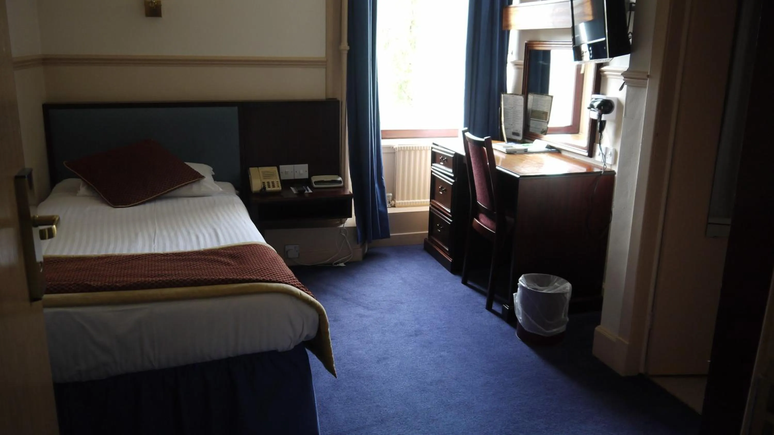 Bed in Best Western Queens Hotel