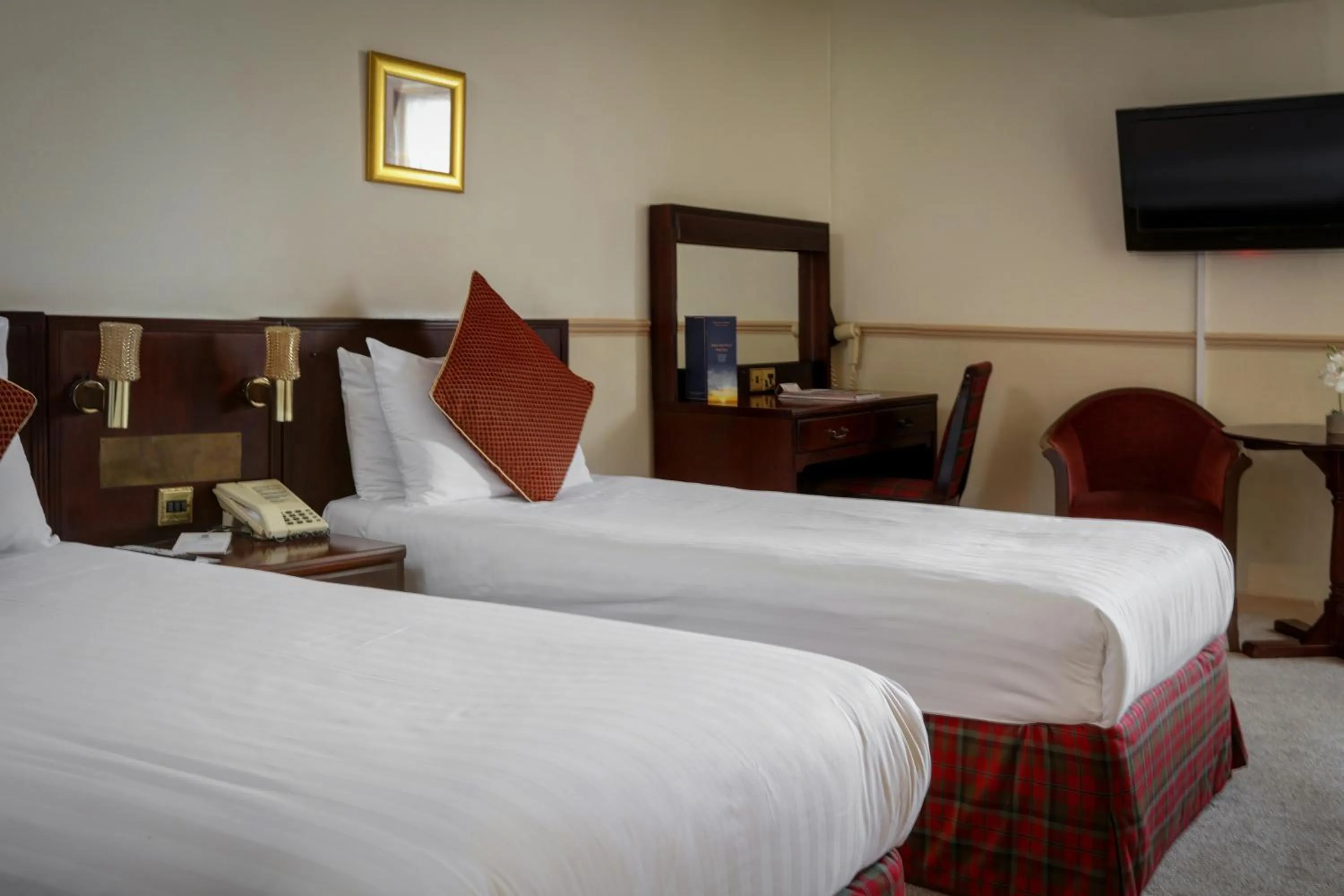 Bedroom in Best Western Queens Hotel