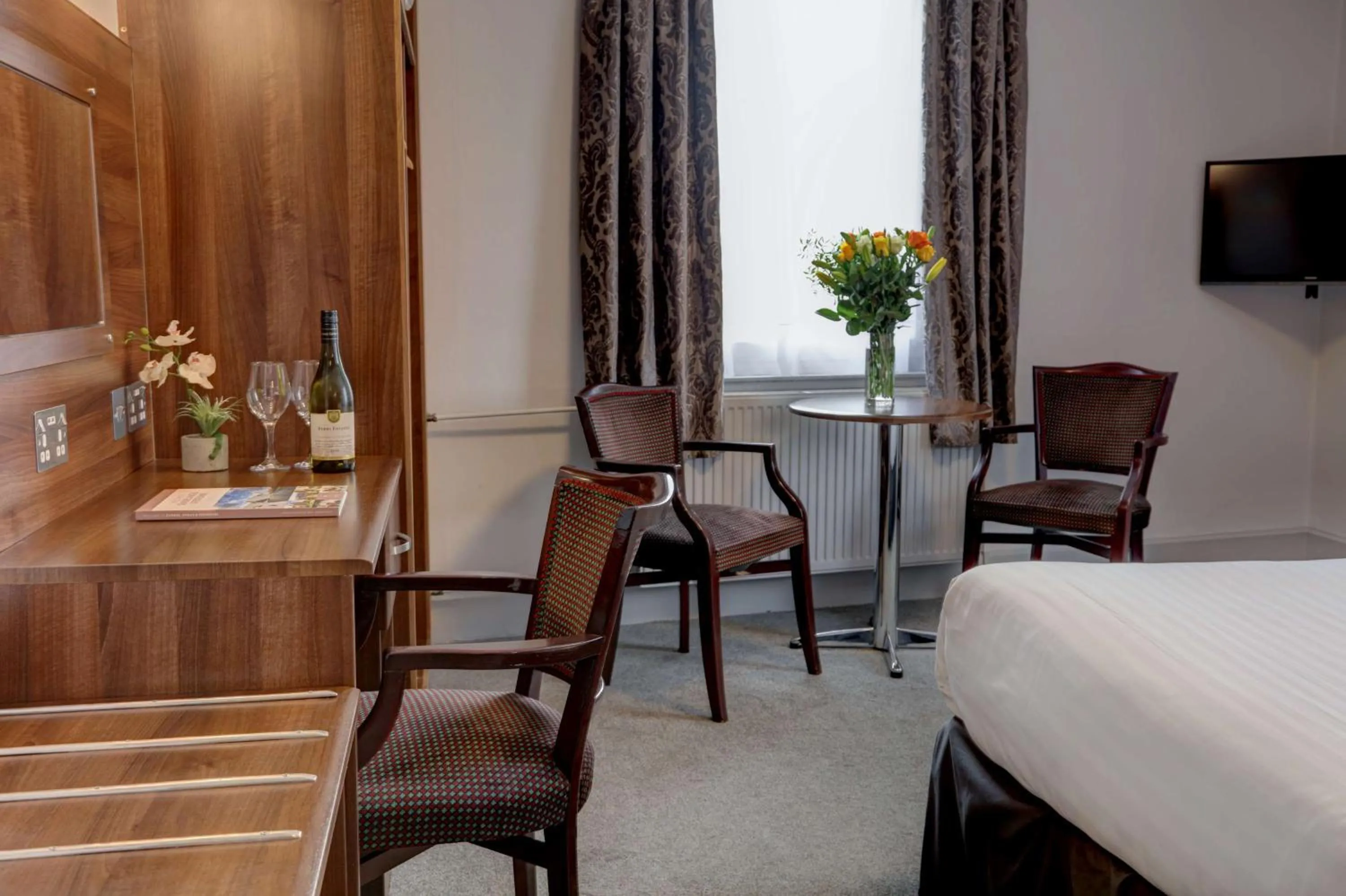 Photo of the whole room, Seating Area in Best Western Queens Hotel