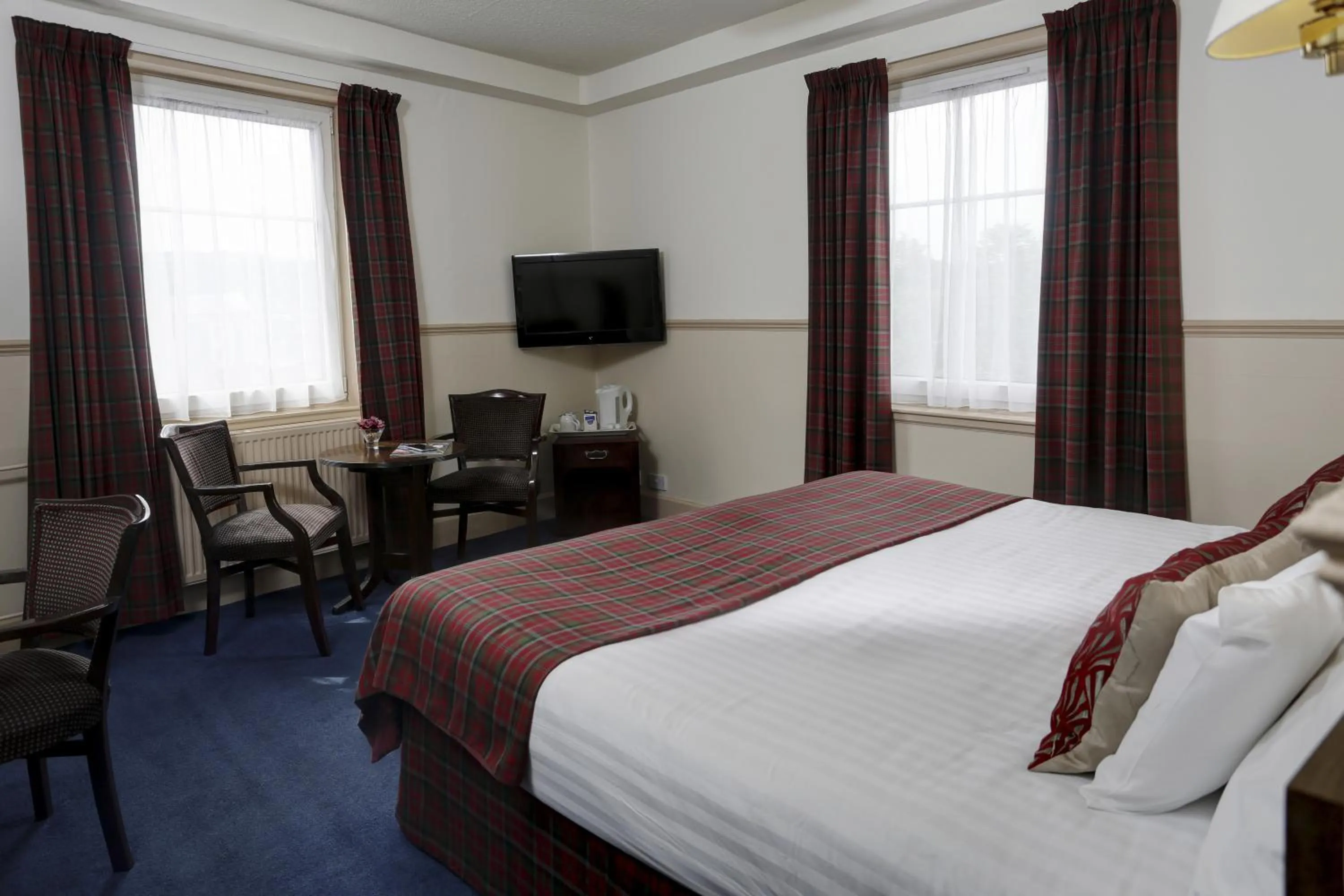 Bed, TV/Entertainment Center in Best Western Queens Hotel