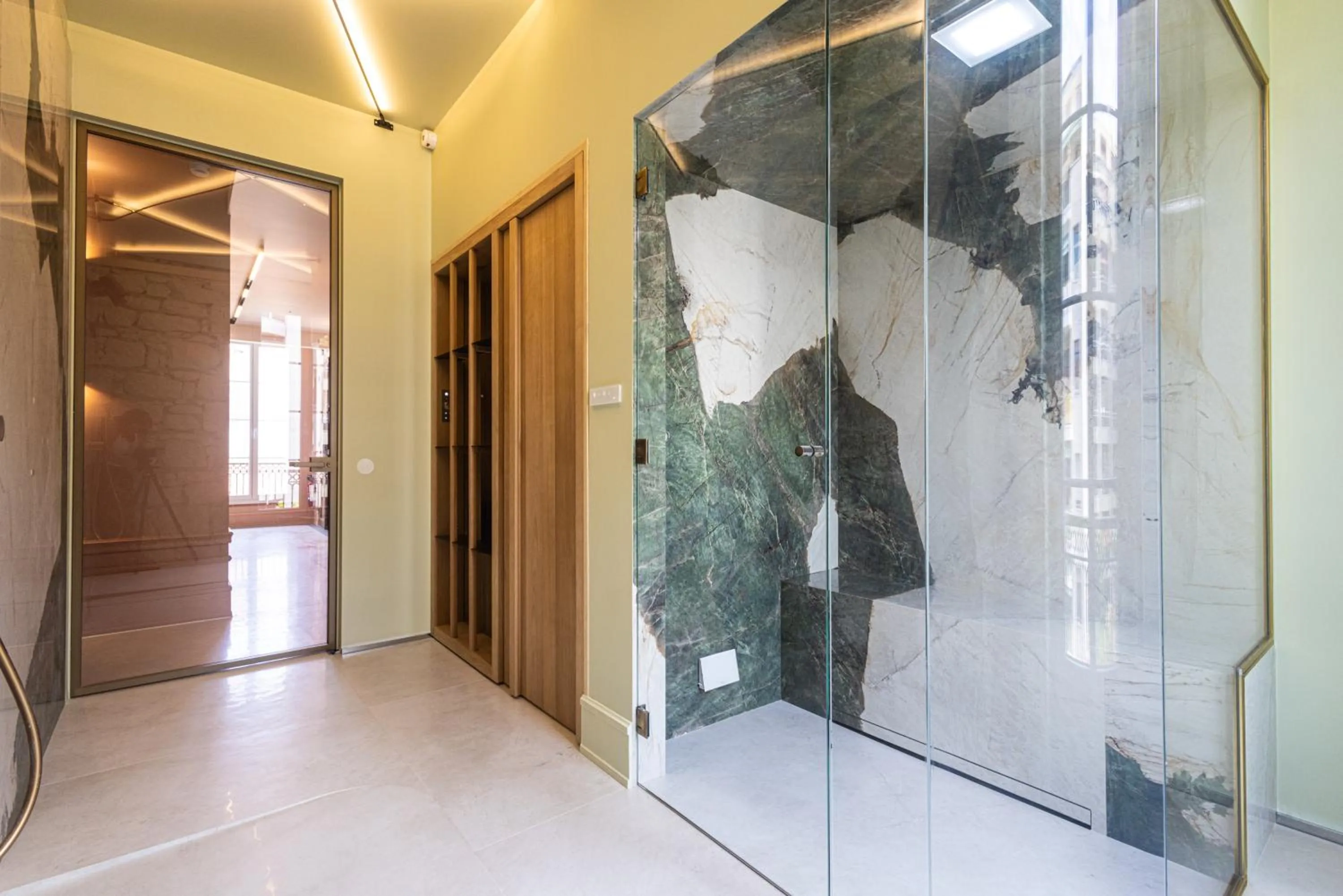 Shower in Naomi Nice