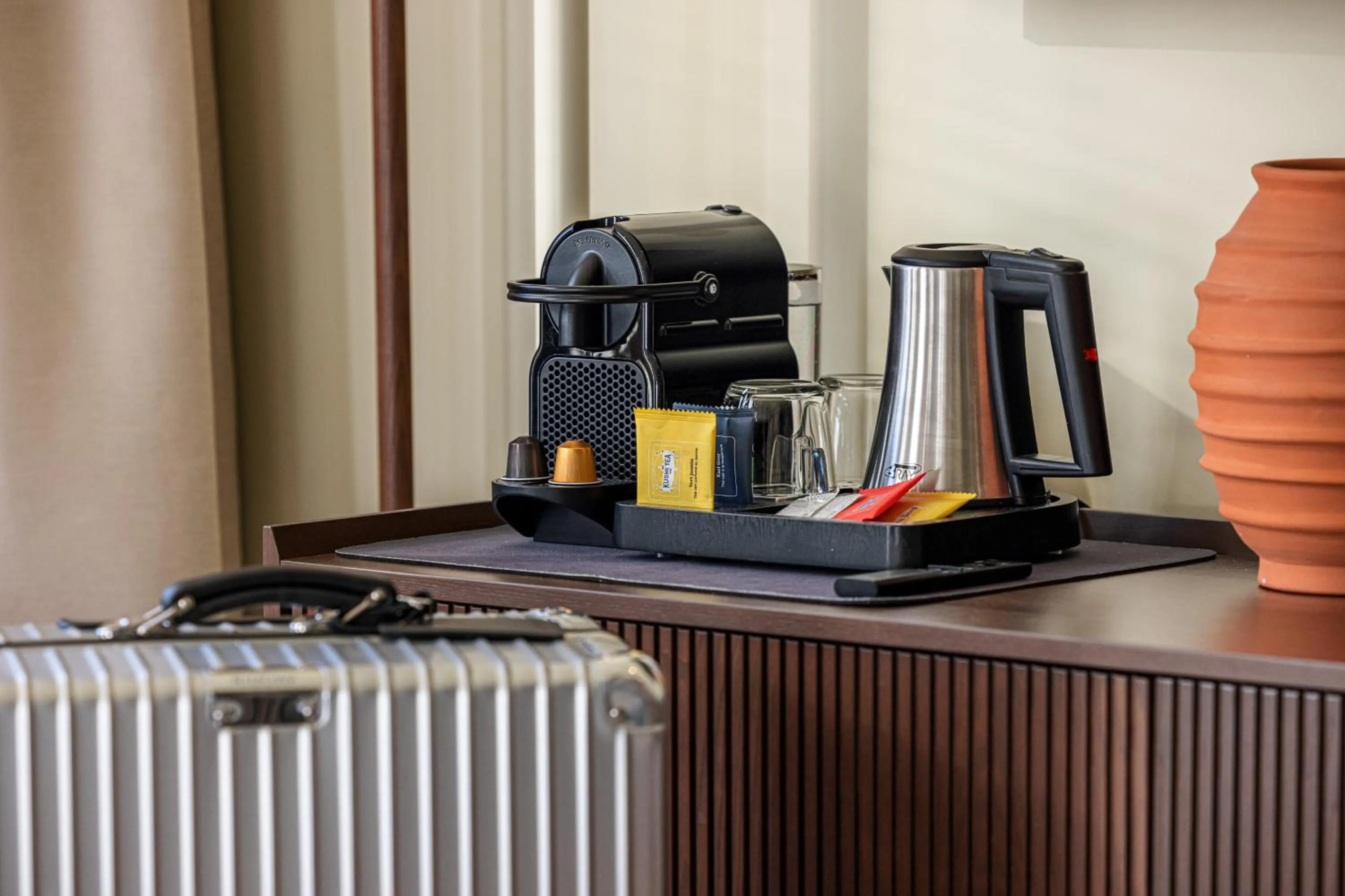 Coffee/tea facilities in Naomi Nice