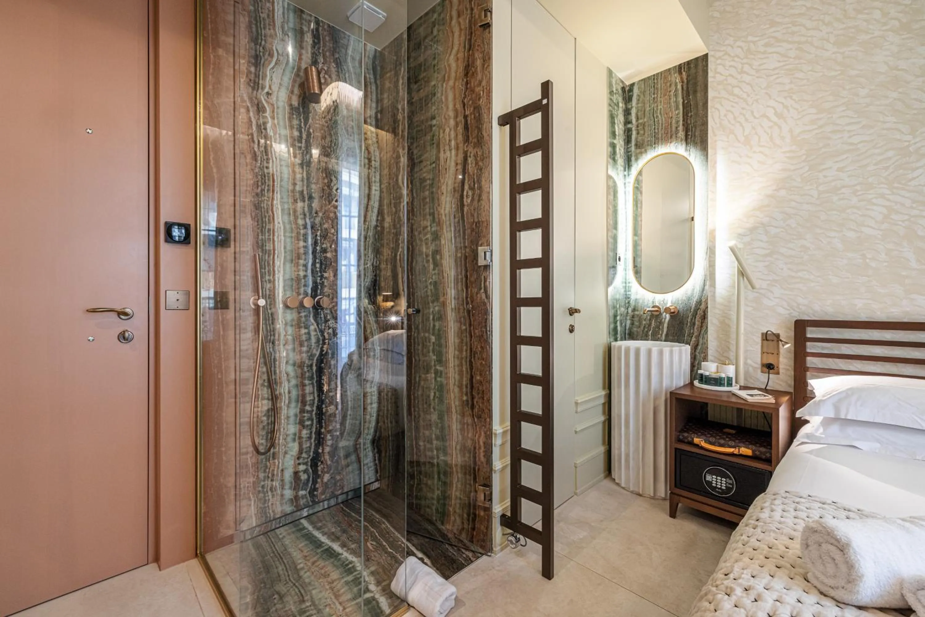 Shower, Bed in Naomi Nice