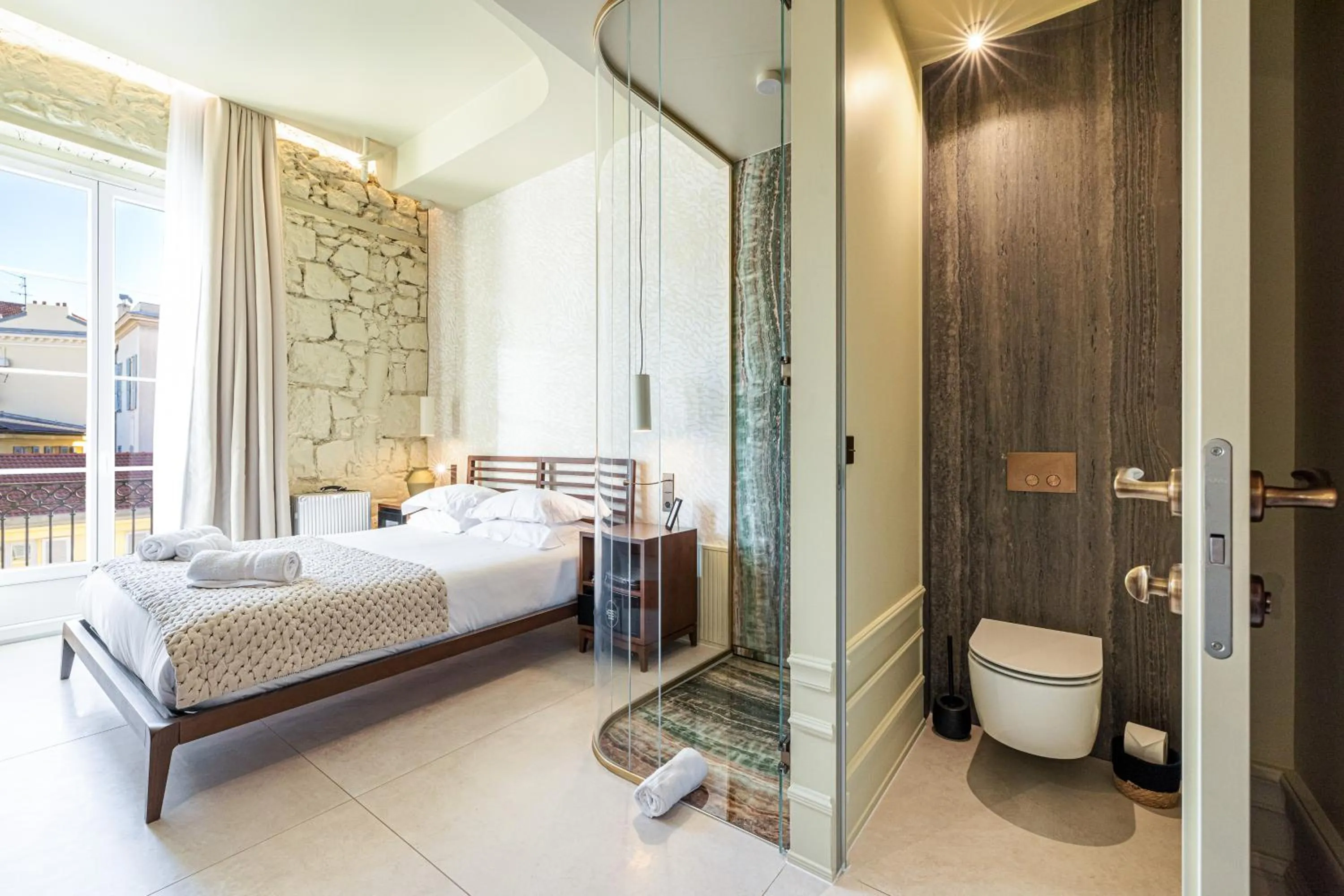 Shower, Bed in Naomi Nice