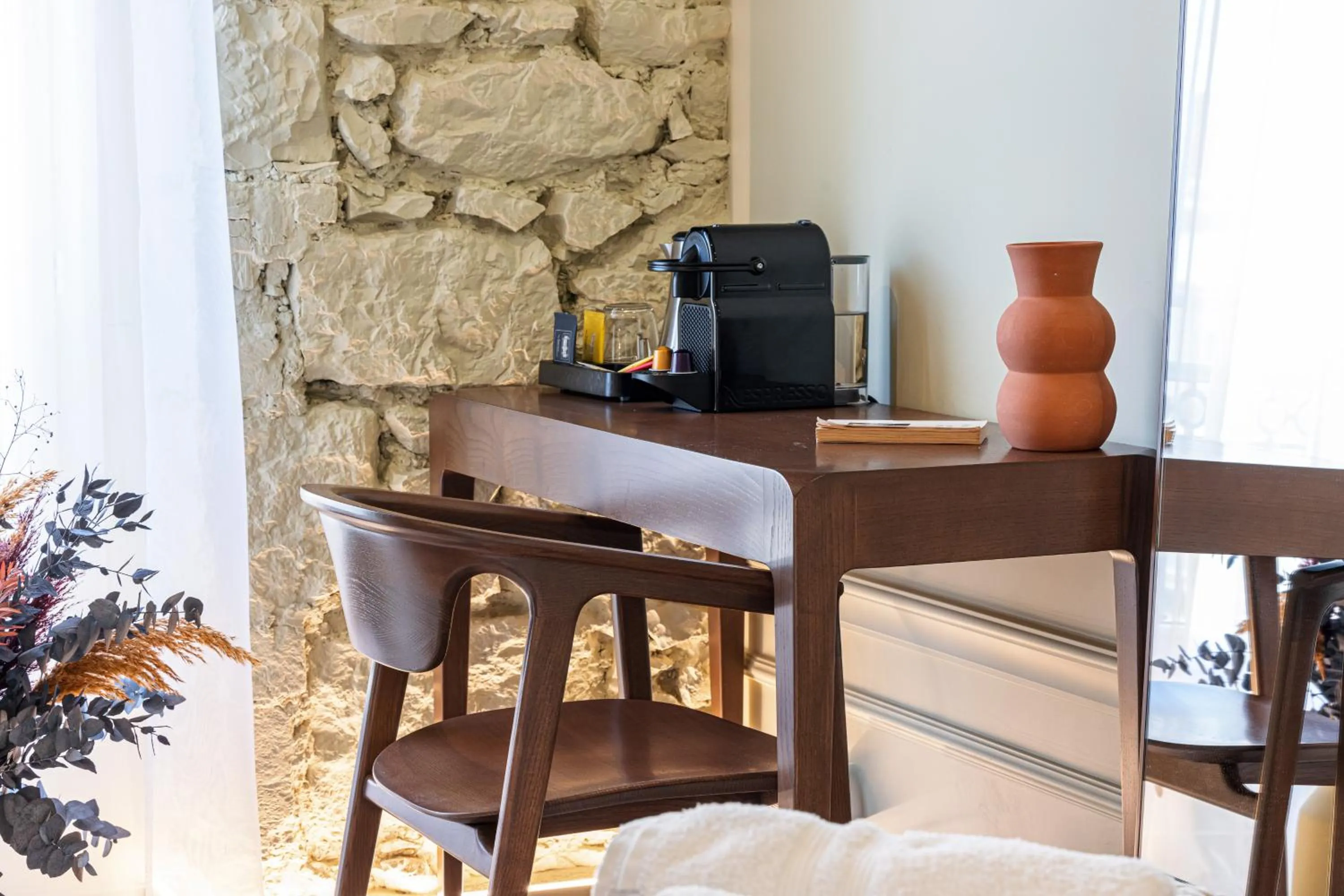 Coffee/tea facilities in Naomi Nice