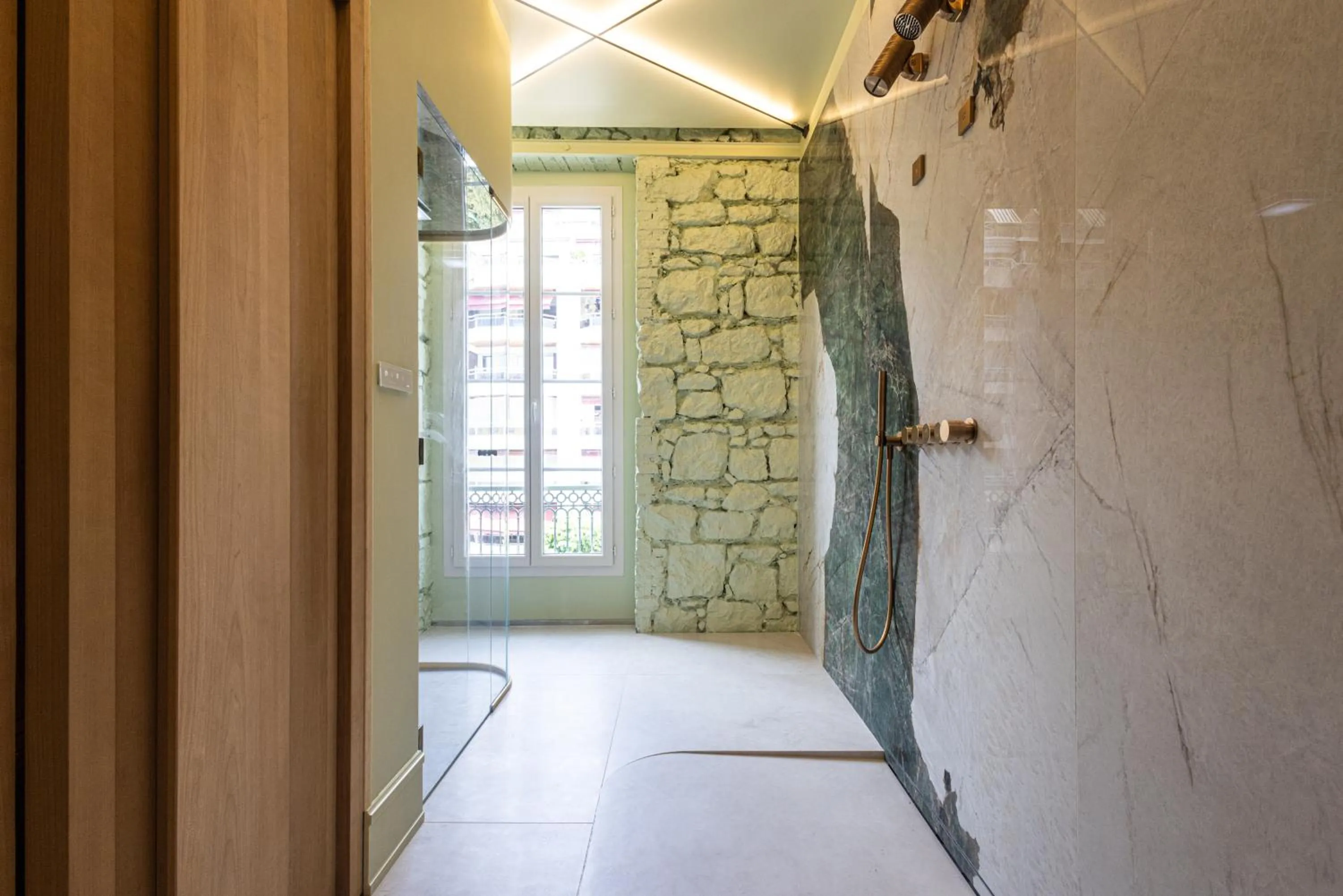 Shower in Naomi Nice