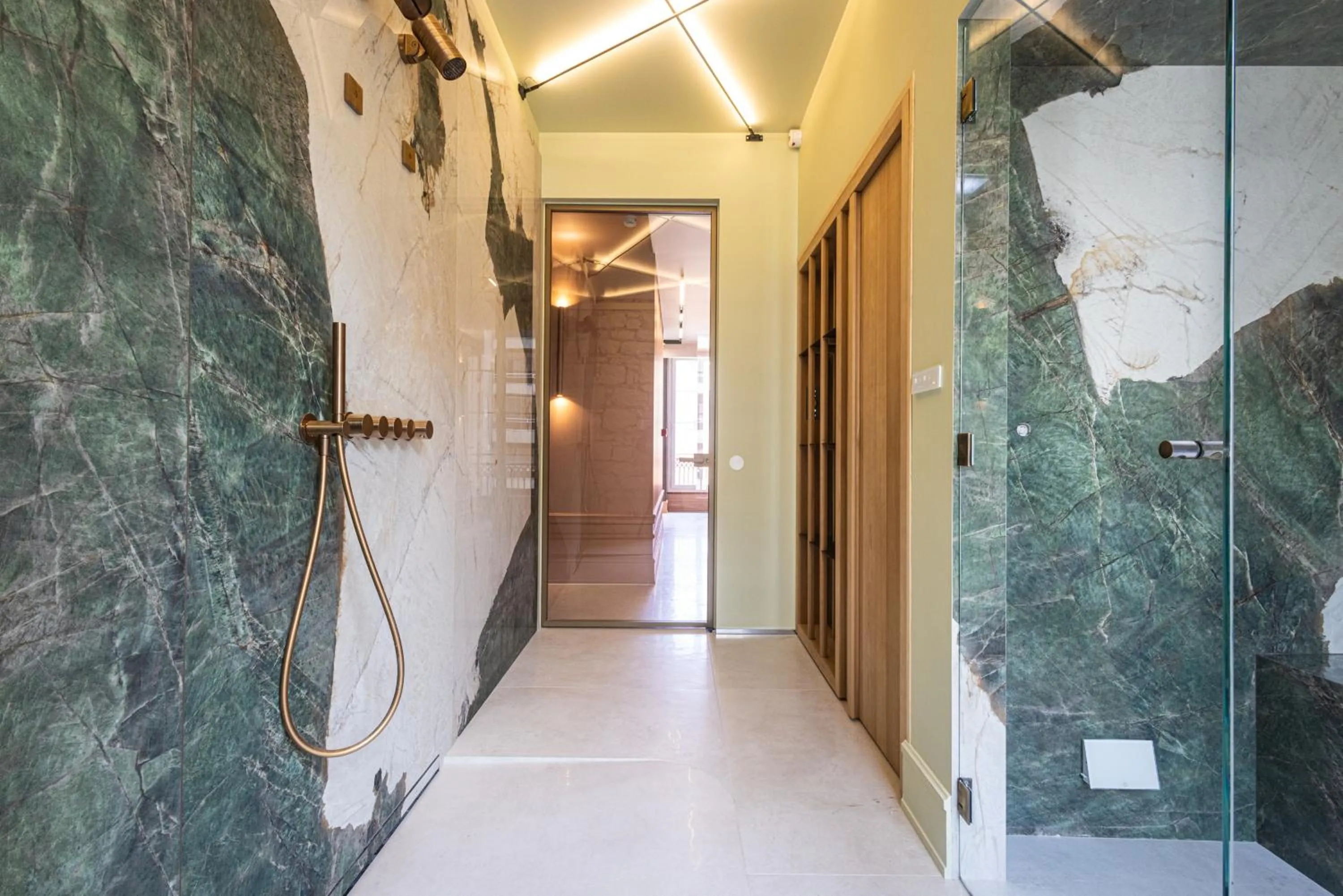 Shower in Naomi Nice