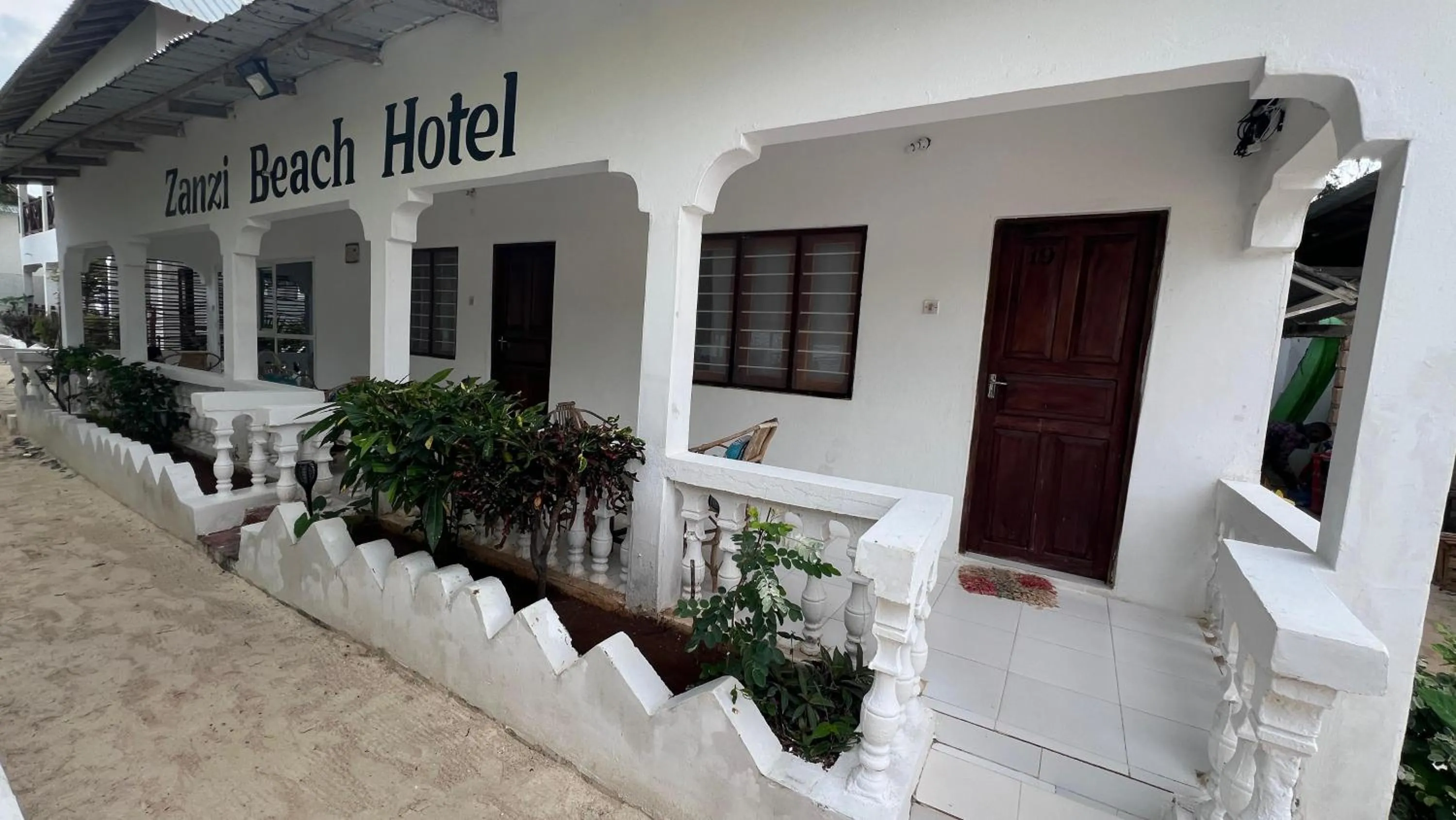 Zanzi beach hotel