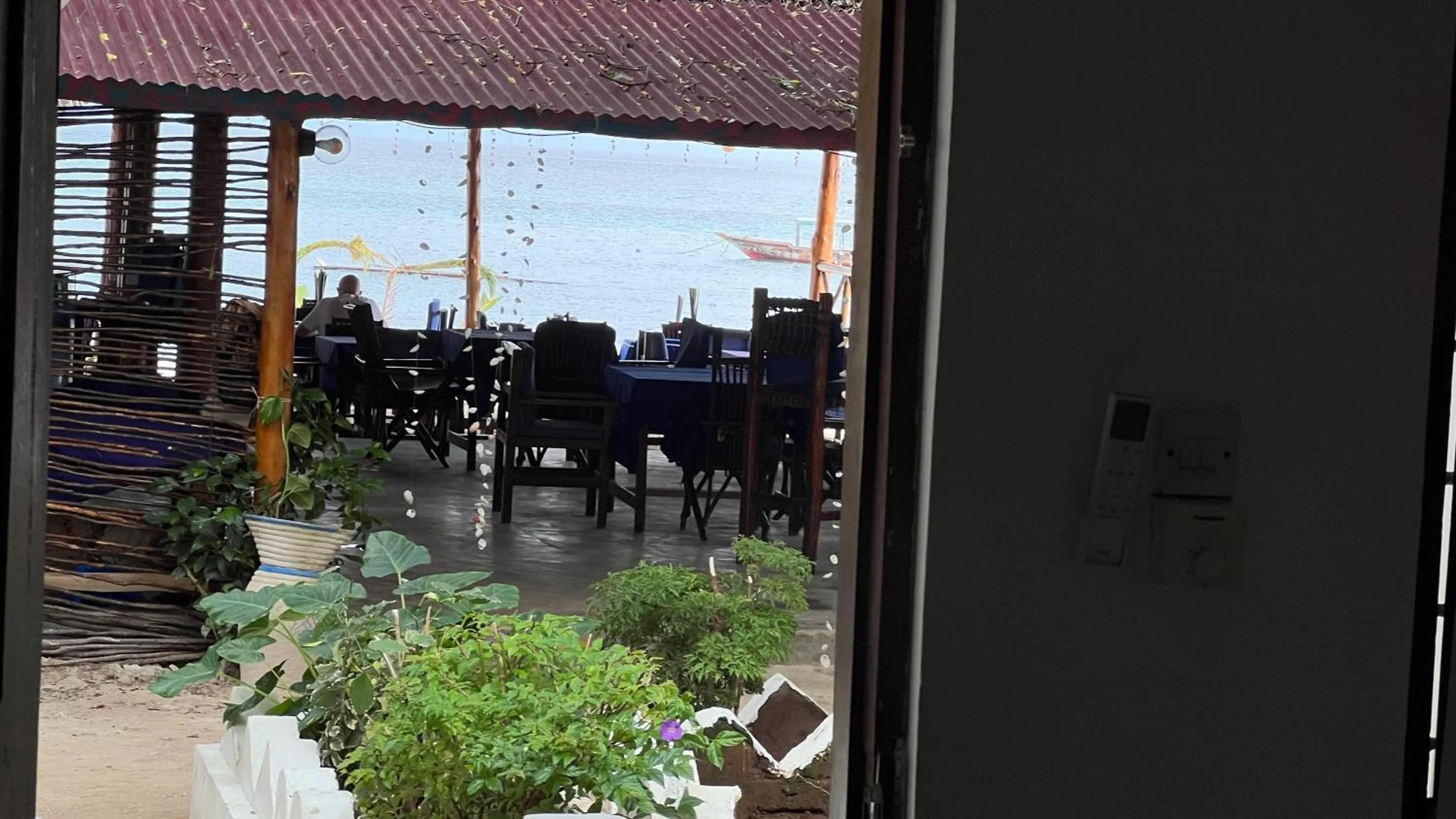 Zanzi beach hotel